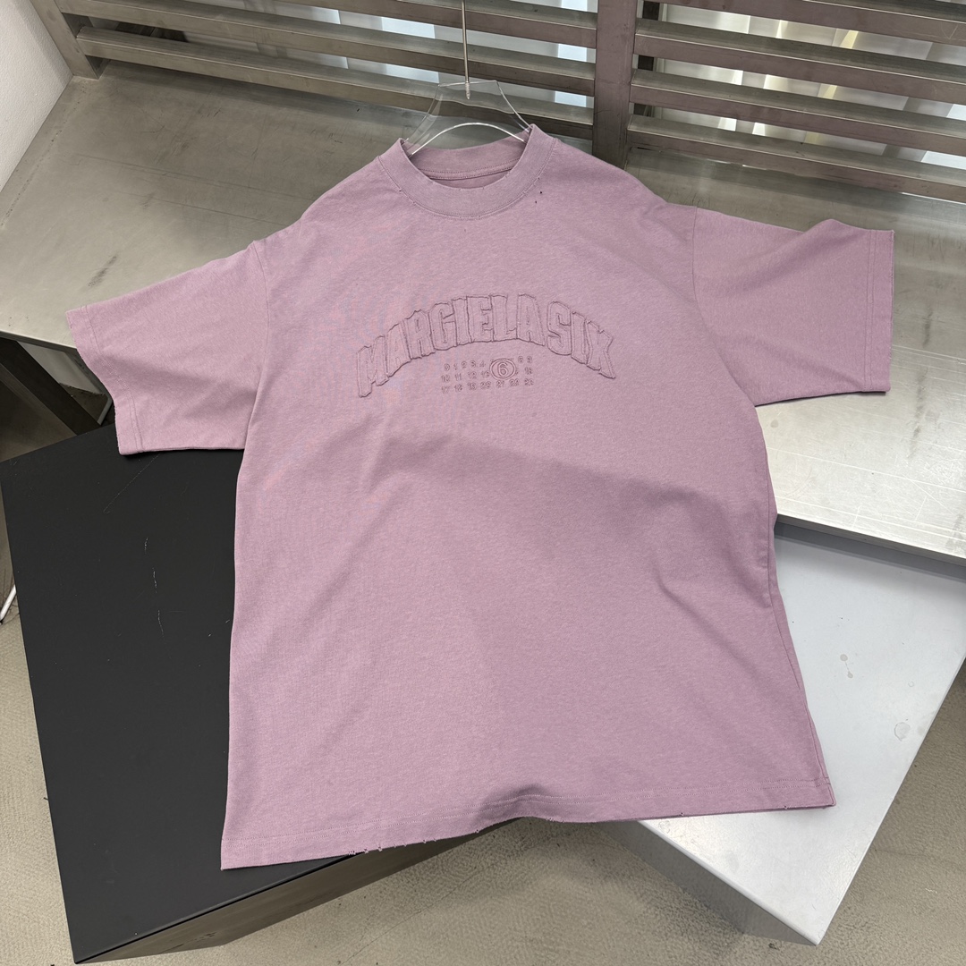  🆕MM6｜新款贴布绣洗水T，百分百棉，柔软舒适超亲肤，胸前刺绣标logo装饰，宽松版型男女同款  尺码