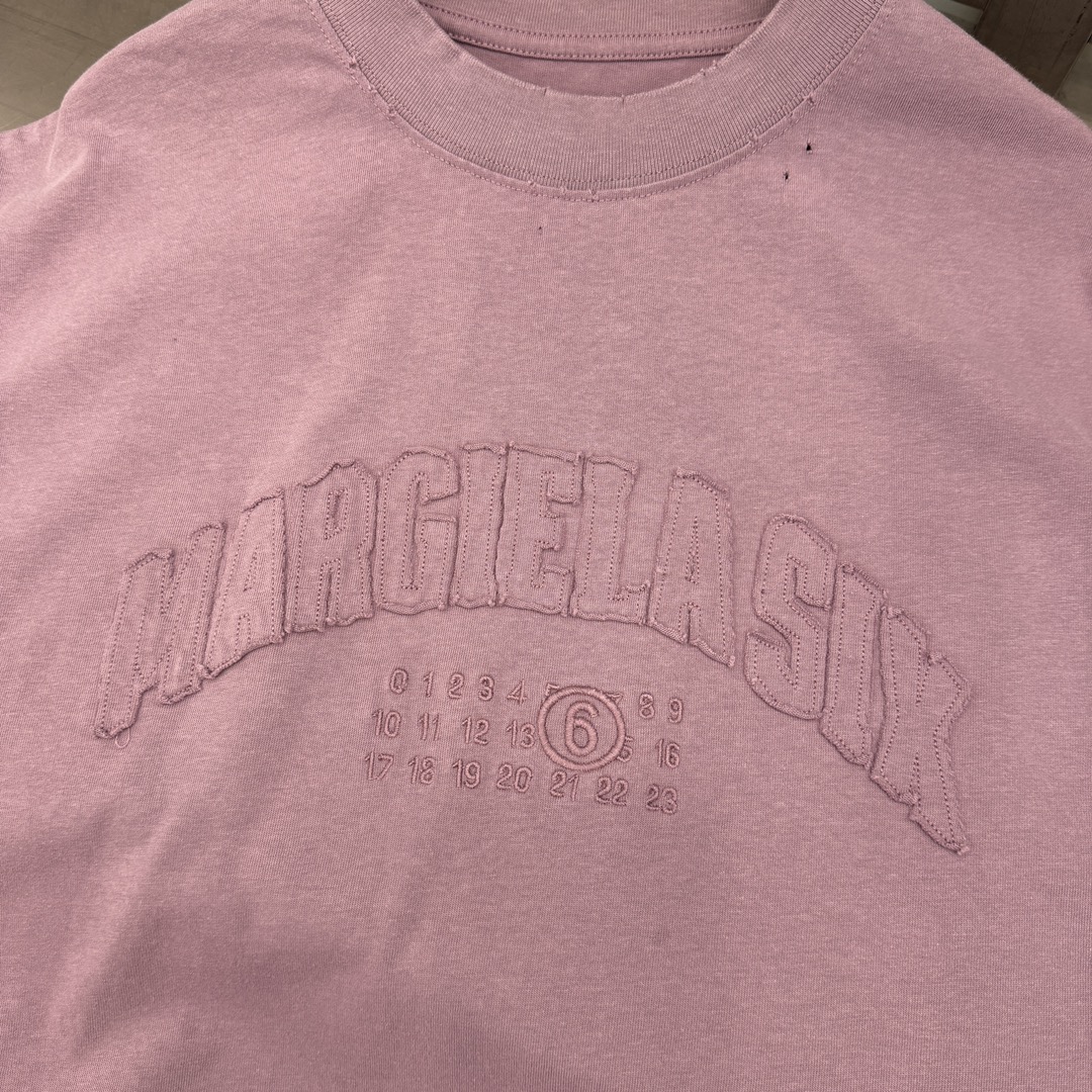  🆕MM6｜新款贴布绣洗水T，百分百棉，柔软舒适超亲肤，胸前刺绣标logo装饰，宽松版型男女同款  尺码