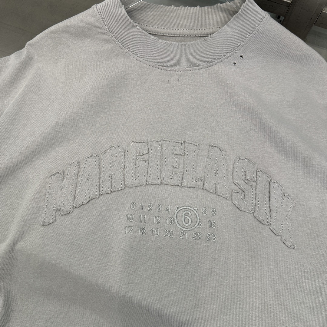  🆕MM6｜新款贴布绣洗水T，百分百棉，柔软舒适超亲肤，胸前刺绣标logo装饰，宽松版型男女同款  尺码