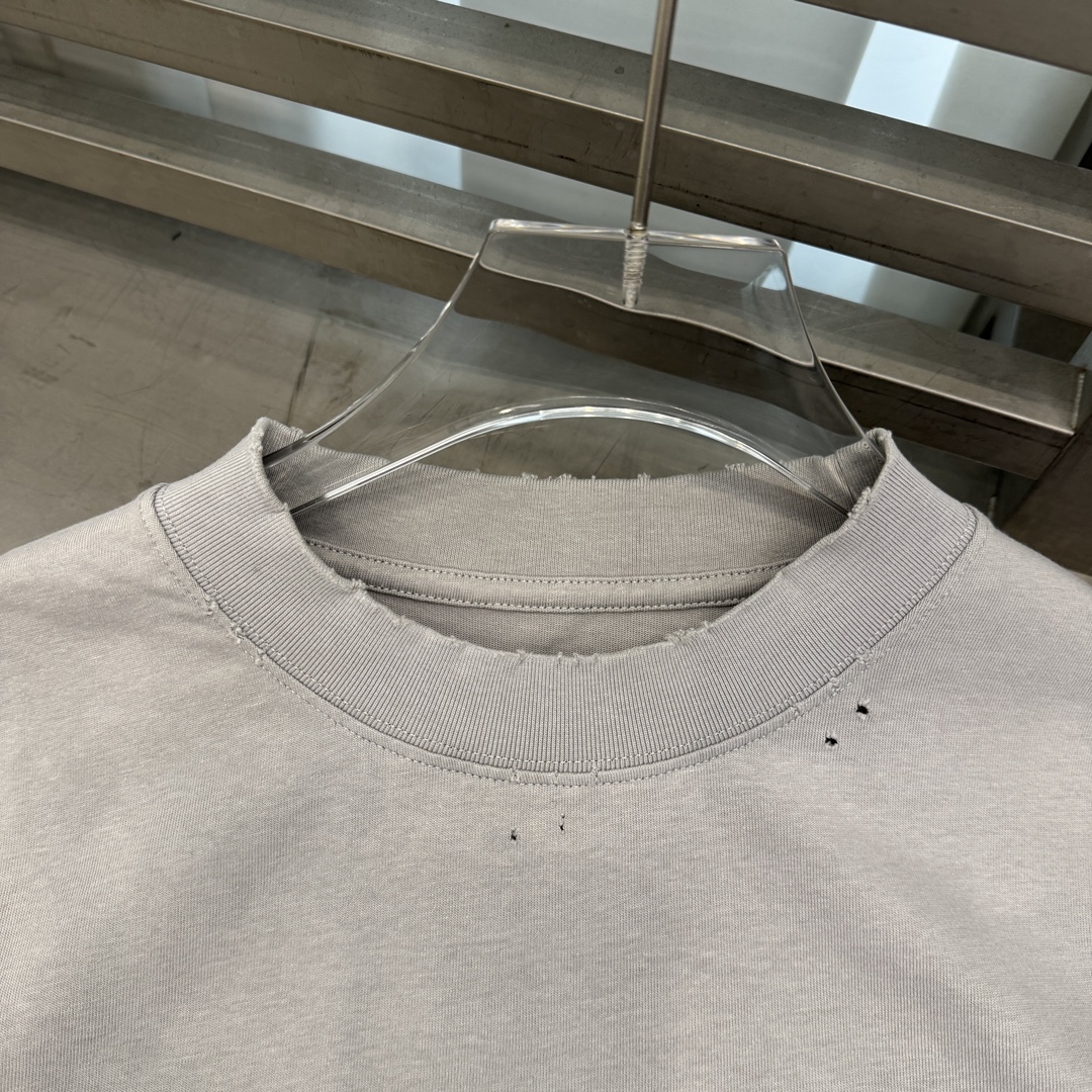  🆕MM6｜新款贴布绣洗水T，百分百棉，柔软舒适超亲肤，胸前刺绣标logo装饰，宽松版型男女同款  尺码