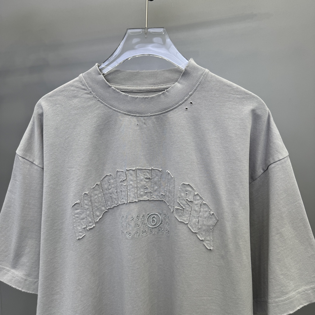  🆕MM6｜新款贴布绣洗水T，百分百棉，柔软舒适超亲肤，胸前刺绣标logo装饰，宽松版型男女同款  尺码