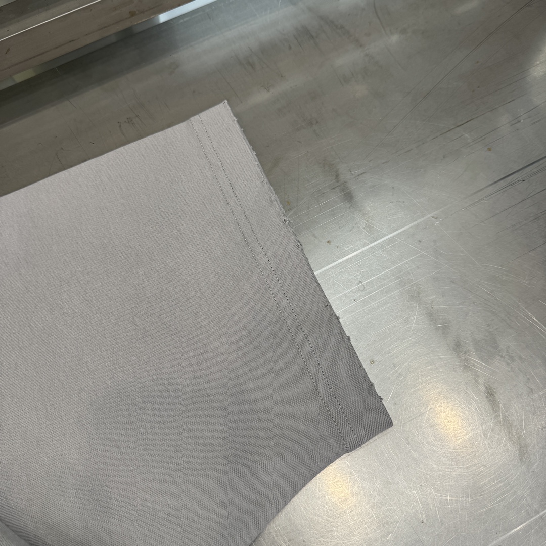  🆕MM6｜新款贴布绣洗水T，百分百棉，柔软舒适超亲肤，胸前刺绣标logo装饰，宽松版型男女同款  尺码