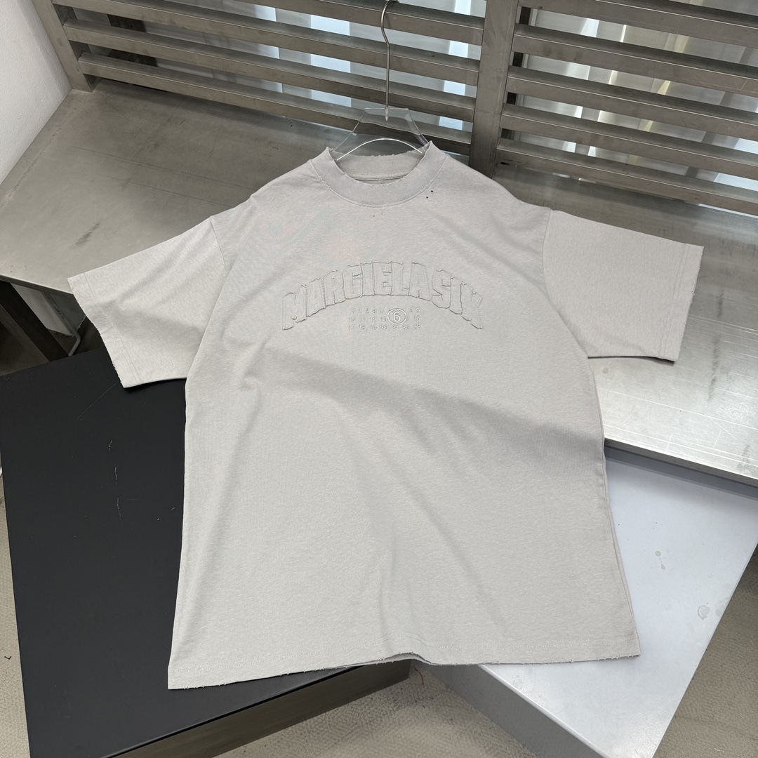  🆕MM6｜新款贴布绣洗水T，百分百棉，柔软舒适超亲肤，胸前刺绣标logo装饰，宽松版型男女同款  尺码
