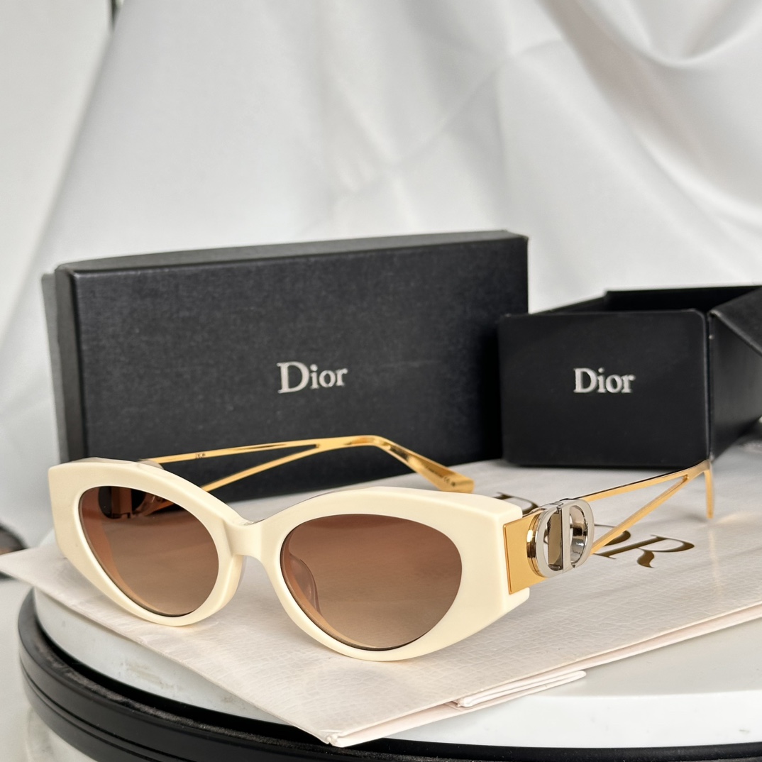  ‼️DIO* 这款太阳眼镜🕶️富有都市优雅风情，提升系列格调。黑色醋酸纤维镜框，搭配金色饰面金属镜腿，