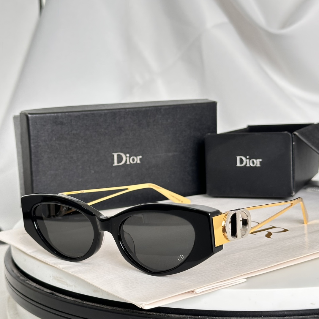  ‼️DIO* 这款太阳眼镜🕶️富有都市优雅风情，提升系列格调。黑色醋酸纤维镜框，搭配金色饰面金属镜腿，