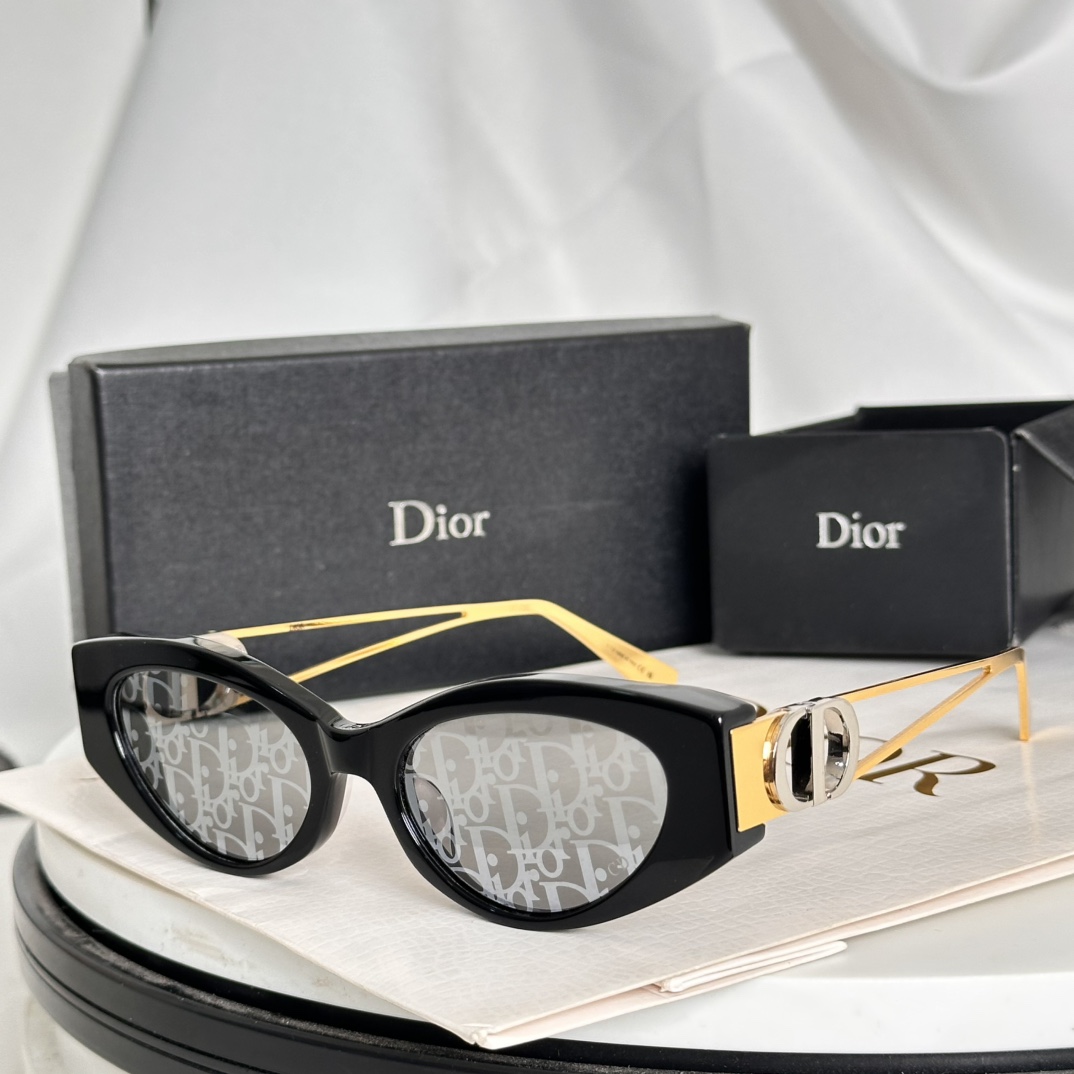  ‼️DIO* 这款太阳眼镜🕶️富有都市优雅风情，提升系列格调。黑色醋酸纤维镜框，搭配金色饰面金属镜腿，