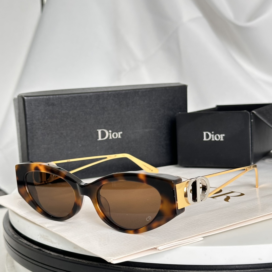  ‼️DIO* 这款太阳眼镜🕶️富有都市优雅风情，提升系列格调。黑色醋酸纤维镜框，搭配金色饰面金属镜腿，