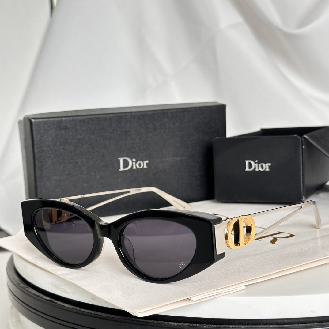  ‼️DIO* 这款太阳眼镜🕶️富有都市优雅风情，提升系列格调。黑色醋酸纤维镜框，搭配金色饰面金属镜腿，