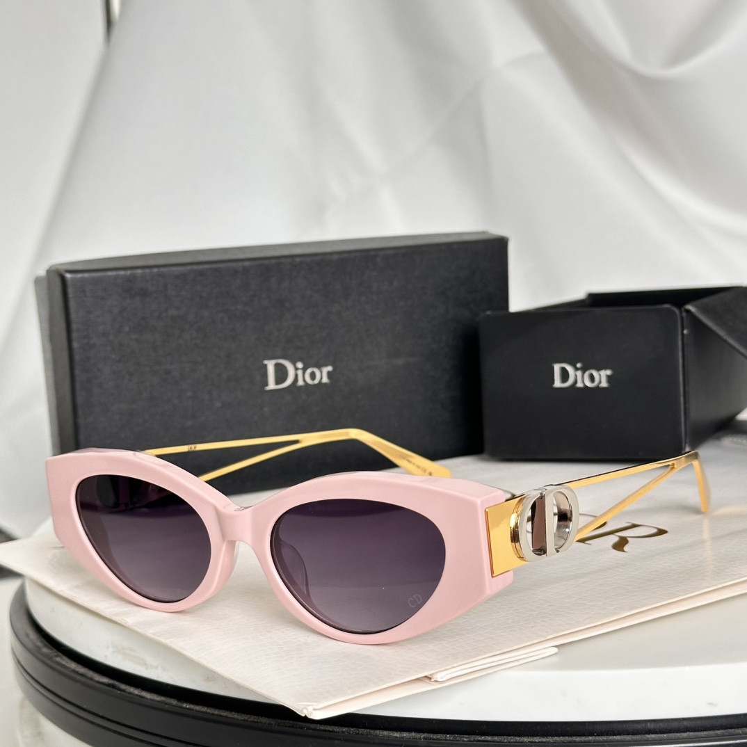  ‼️DIO* 这款太阳眼镜🕶️富有都市优雅风情，提升系列格调。黑色醋酸纤维镜框，搭配金色饰面金属镜腿，