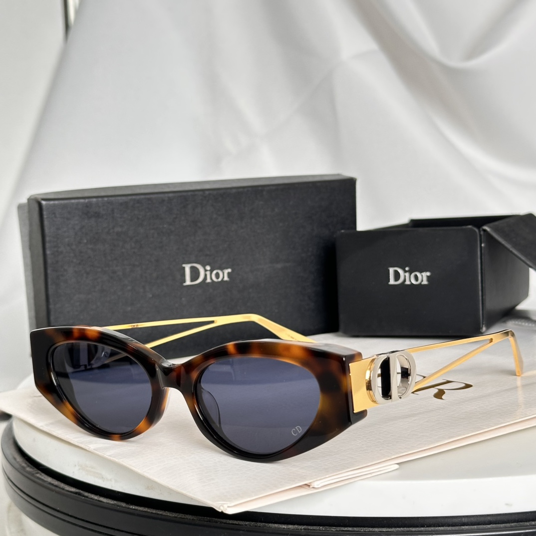  ‼️DIO* 这款太阳眼镜🕶️富有都市优雅风情，提升系列格调。黑色醋酸纤维镜框，搭配金色饰面金属镜腿，