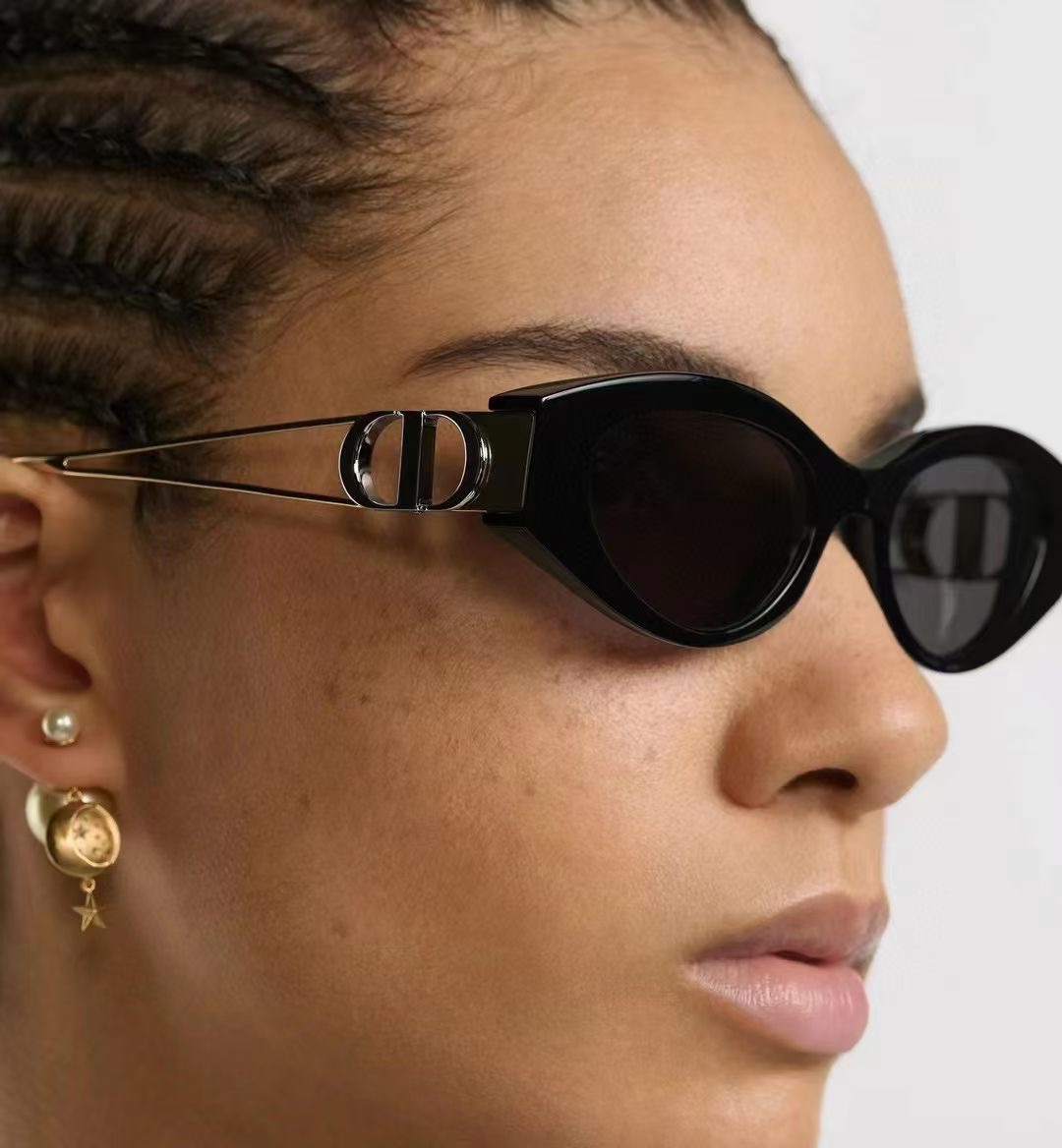  ‼️ 官网图 DIO* 这款太阳眼镜🕶️富有都市优雅风情，提升系列格调。黑色醋酸纤维镜框，搭配金色饰面