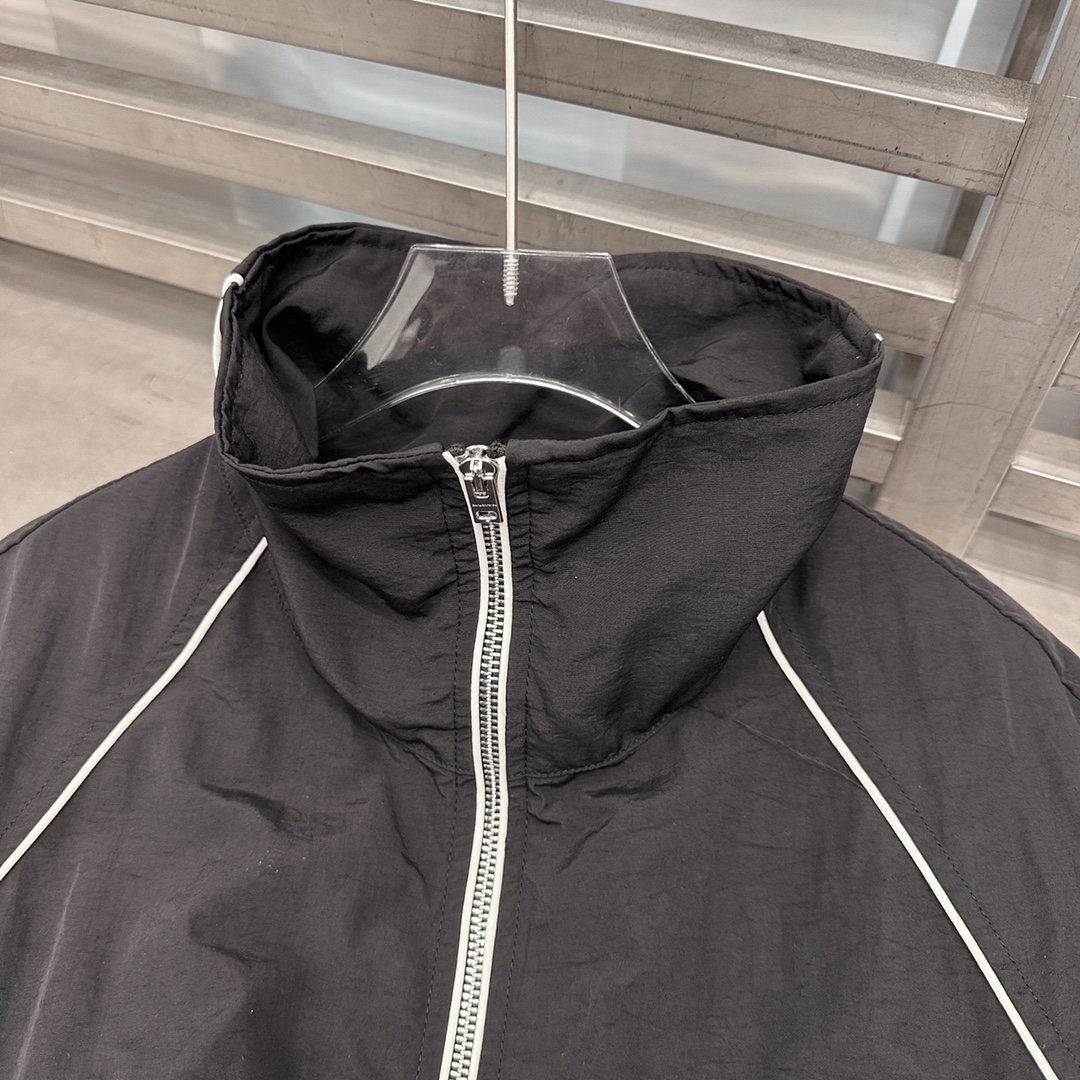 🆕ACNE｜新款立领休闲夹克，面料：100%锦纶。简约时尚，前短后长，   尺码SML
