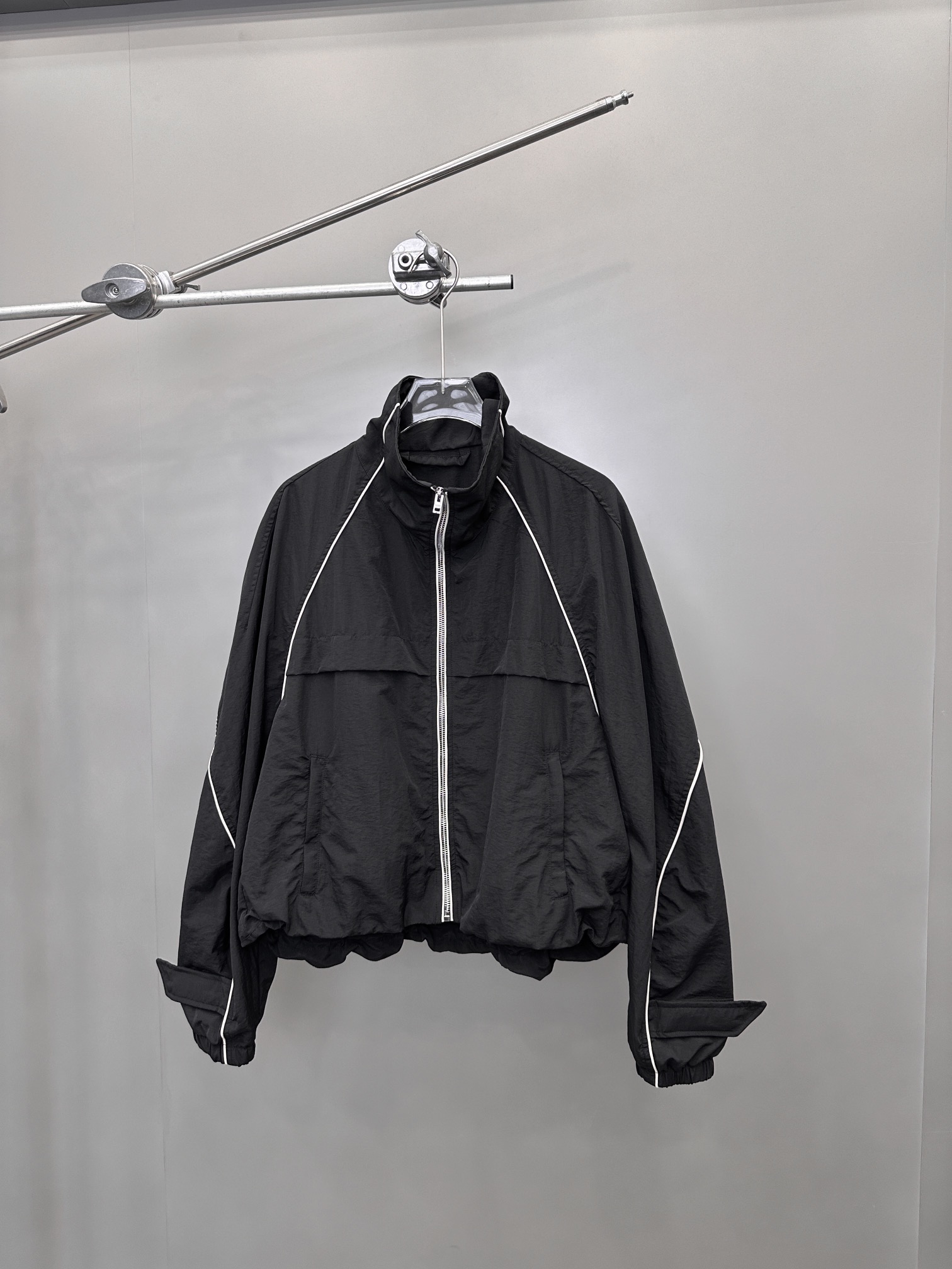  🆕ACNE｜新款立领休闲夹克，面料：100%锦纶。简约时尚，前短后长，   尺码SML