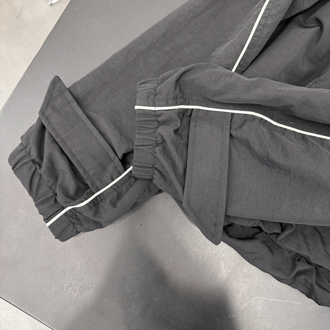  🆕ACNE｜新款立领休闲夹克，面料：100%锦纶。简约时尚，前短后长，   尺码SML