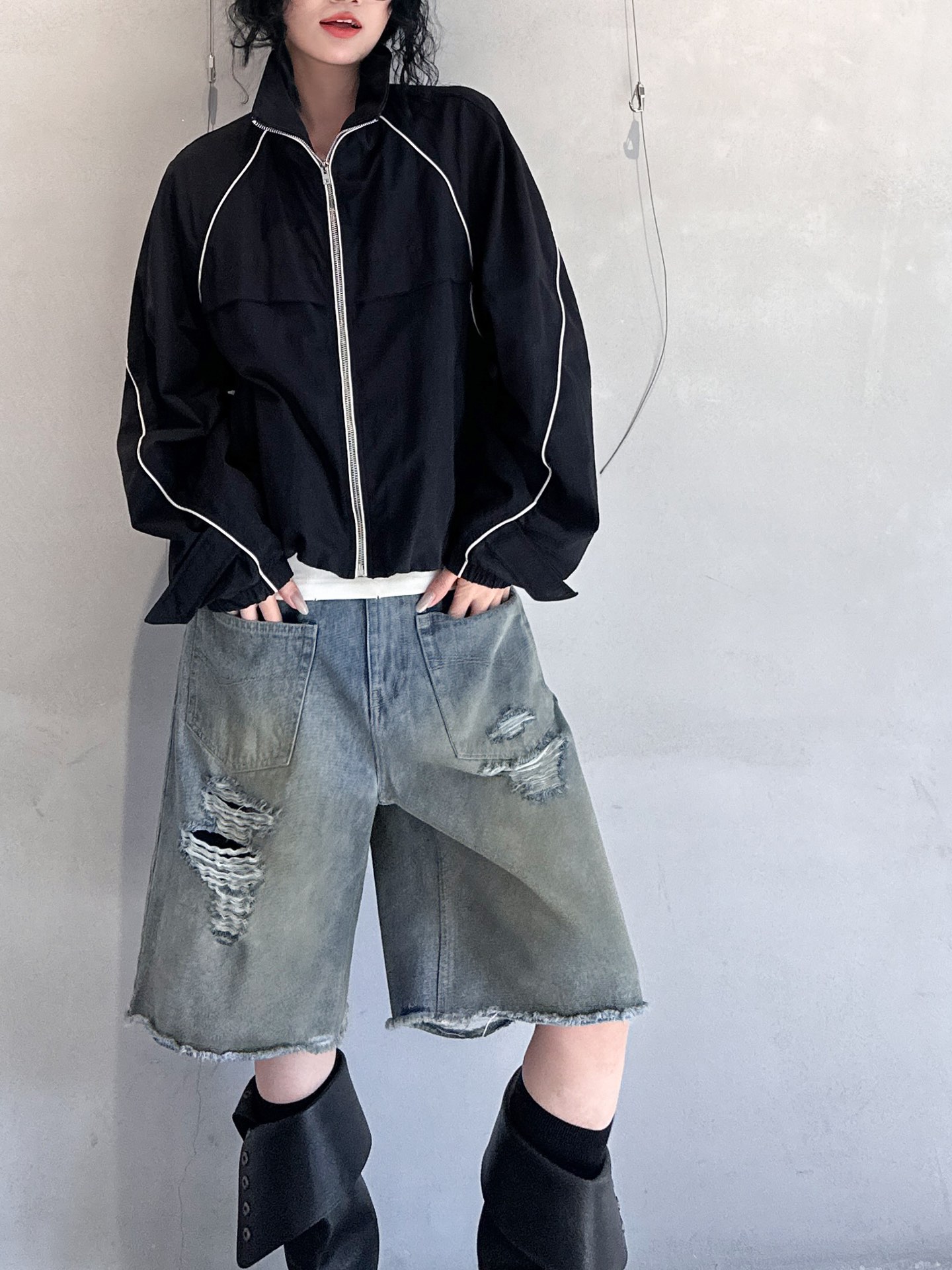  🆕ACNE｜新款立领休闲夹克，面料：100%锦纶。简约时尚，前短后长，   尺码SML