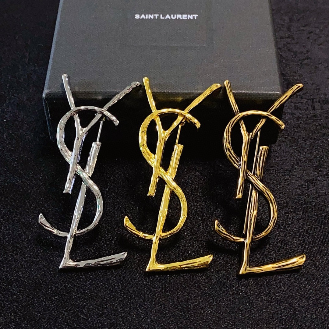 NO:111815,YSL Saint Laurent counter has a new retro branch texture brooch. Saint Laurent is the jewelry that understands women the most. Women who devote all their efforts to be themselves often cherish the meaning of brooch more. Saint Laurent pins the brooch on the hat and tells those fashionable ladies who imitate her [breast is very practical. It can be pinned on a suit collar, pocket, hat, belt or evening dress. The jewelry is fine, saint laurent, saint laurent, business suit, brooch, breastpin, hats19860909YSL圣罗兰专柜新款同步上新复古树枝树纹理胸针,圣罗兰是最懂女人的饰物.那些倾注了全部心血去做自己的女人,往往更珍惜胸针的意义.圣罗兰女士把胸针别在帽子上,并告诉那些模仿她的时髦女士们[胸针可是非常实用,它可以别在西装领上、口袋上、帽子上、腰带上或者是晚礼服上,饰品精品,saint laurent,saint laurent,business suit,brooch，breastpin,hats,Jewelry