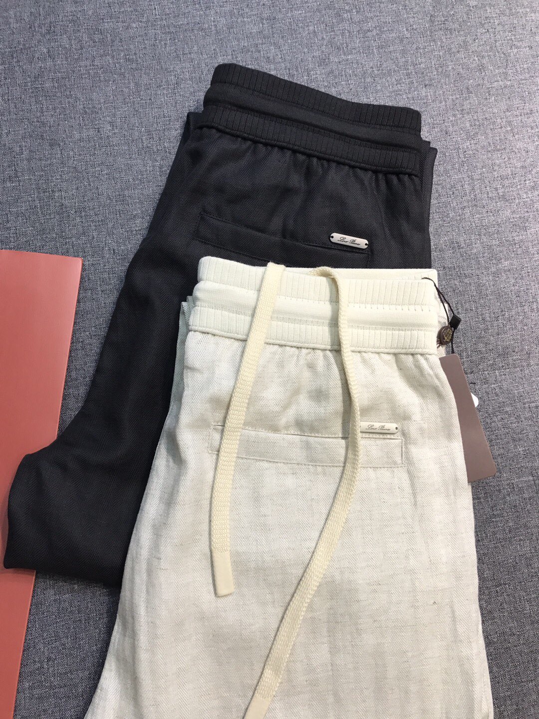 NO:123316,[New Product] LP family men's high-end business casual drawstrings, linen pants/casual pants, trading company channel products, famous, pure blood quality, original OEM, new products for spring and summer in 25 years!  The TOP ace item of the year!  !  Fashion with typical Italian style is quite exquisite in fabric selection and craftsmanship. The overall shape has the strong aesthetic genes of the LP family, which are low-key and luxurious, elegant and noble. Every detail proves the brand's own sense of luxury. The iconic brand badge embroidery logo on the trouser body is equipped with a metal nameplate on the back waist. It is a soul-style injection, very exquisite and fashionable, and strongly boasts about its identity!  Predictable hot-selling items, with their own hot-selling physique, each season's signature items and linen items are constantly reincarnated in the fashion field, with super high matching and affinity, and are deeply favored by modern urbanites!  Customer-supplied and imported selected Egyptian original environmentally friendly linen fabric, with a tiny material that combines golden ratio. The combination of the two greatly enhances the comfort and texture beauty. It is excellent in terms of skin-friendliness, smooth skin feeling, excellent breathability, and good heat dissipation effect. The texture structure restores the natural pure and simple color of linen. It is quite pleasing to the eye and has a lot of artistic conception!  The tailoring is well-designed, and the whole body follows the minimalist tone. There is no more craftsmanship embellishment, it is clean, refreshing and neat, providing a larger space for outfit compatibility. The waist is made of drawstring and elastic design, which is both solemn and harmonious, simple and atmospheric without losing the sense of fashion!  The details are exquisite and exquisite, and the auxiliary materials are all supplied by customers. They demonstrate craftsmanship everywhere. They are hard to come by. The upper body effect and temperament are both elegant and aura. They are perfectly controlled by business commuting and leisure on the street!  Don’t miss anyone with linen feelings and fabric control. Linen items are essential items in the closet, and you can easily interpret your own linen life philosophy!  Size 48-56 Size 48 Waist 76-78 Thigh circumference 29 Trouser legs 18.5 Trouser length 102, Loro piana, gold, alexander wang19860909【新品】LP家族男士高端商务休闲抽绳天丝亚麻裤/休闲裤,贸易公司渠道臻品,系出名门,纯正血统品质,原厂代工出品,25年春夏新品！年度TOP王牌单品！！ 颇具意大利典型风格的时装,在面料选取和工艺方面都相当考究,通体的造型有着 LP 家族强烈的美学基因,低调且奢华,优雅且高贵,每一个细节都在力证品牌自身的高级感,裤身标志性品牌徽章刺绣标识,搭载后腰金属铭牌,属于灵魂式的注入,非常精致时髦,且有力标榜了身份！ 可预测性的爆卖单品,自带热售体质,每一季的招牌单品,亚麻单品在时装领域不断轮回演绎,有着超高的搭配缘和亲和力,深受现代都市人士青睐！ 客供进口臻选埃及原生态环保亚麻面料,融合黄金比例的天丝材质,两者的结合将舒适性极大的提升了舒适感与肌理美感,亲肤性方面绝佳,肤感柔滑,透气性亦优越,散热效果佳,纹理构造还原了亚麻自然纯粹与质朴的本色,视觉方面相当耐看,意境十足！ 剪裁精良,通体遵循极简主义基调设计,无更多工艺点缀附加,干净清爽且利落,提供了更大的穿搭兼容空间,腰部采用抽绳系带松紧设计,亦庄亦谐,简约大气而不失时髦感！ 细节精湛考究,辅料全系客供,处处彰显了匠心工艺,可遇而不可求,上身效果气质与气场兼收,商务通勤与出街休闲完美驾驭！ 对于有亚麻情怀和面料控的人绝对别错过,亚麻单品属于衣橱必备的单品,可以轻松演绎自己的亚麻生活哲学！尺码48-56 48码 腰围76-78 大腿围29 裤脚18.5 裤长102,,loro piana,gold,alexander wang,Men's clothing