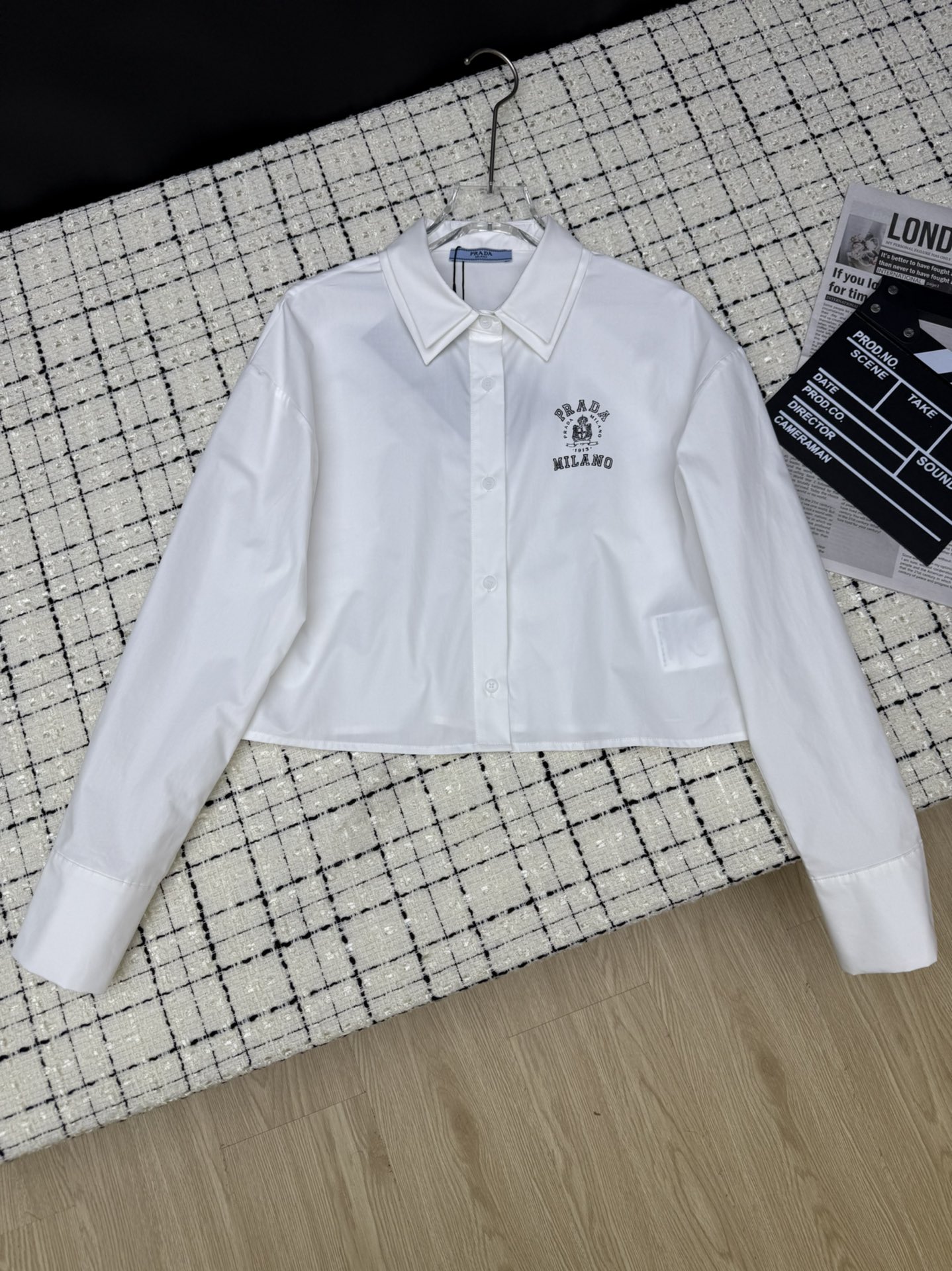 NO:327321,Prad*25 Spring and Summer New Style Classic Letter Printed Shirts Temperament Commuting Style Elegant and Gentle A shirt that is excellent for both inner layer and single wear. Customized cotton fabric. There is no difficulty in matching the upper body. Exquisite and versatile. Two-color SML, prada,shirts,alexander wang19860909Prad*25春夏新款 经典字母印花衬衫 气质感通勤范 优雅温柔 不管是内搭打底还是单穿都很出色的衬衣 采用定制棉面料 上身毫无搭配难度 精致百搭 两色SML,,prada,shirts,alexander wang,Women's clothing