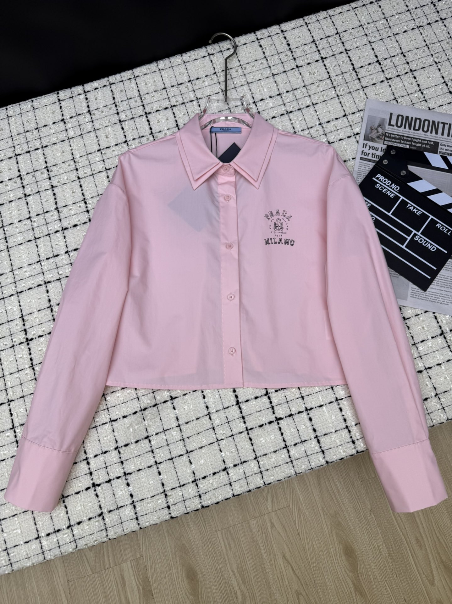 NO:327315,Prad*25 Spring and Summer New Style Classic Letter Printed Shirts Temperament Commuting Style Elegant and Gentle A shirt that is excellent for both inner layer and single wear. Customized cotton fabric. There is no difficulty in matching the upper body. Exquisite and versatile. Two-color SML, prada,shirts,alexander wang19860909Prad*25春夏新款 经典字母印花衬衫 气质感通勤范 优雅温柔 不管是内搭打底还是单穿都很出色的衬衣 采用定制棉面料 上身毫无搭配难度 精致百搭 两色SML,,prada,shirts,alexander wang,Women's clothing