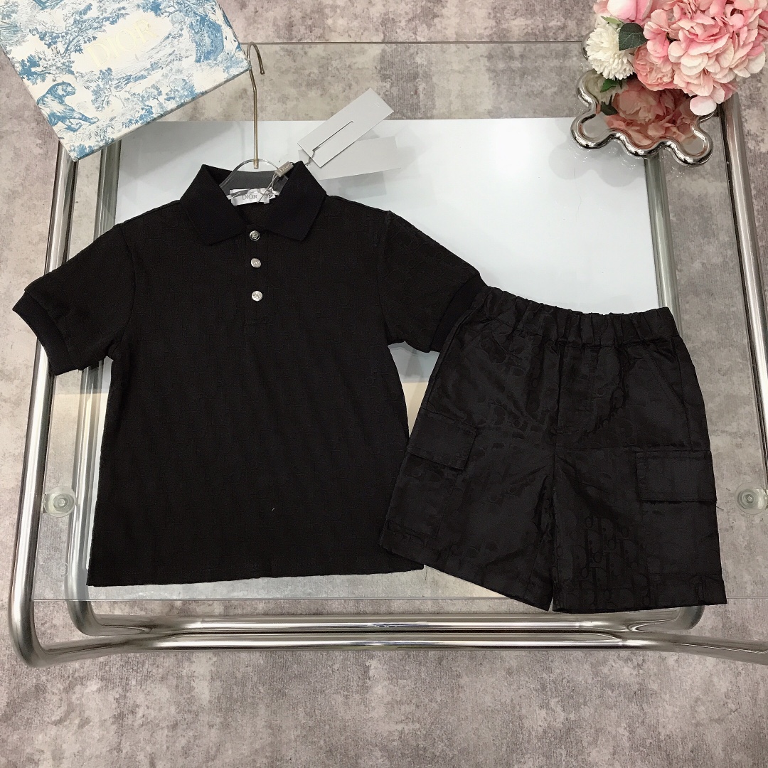 NO:210794,[Spot delivery] DIO* Set [Lapel Polo Shirt Working Shorts] Top with a comprehensive three-dimensional floating LOGO process and soft and delicate cotton and linen texture~Paired with nylon material working shorts A set of comprehensive printed logos, full of exquisite fashion~The style is crisp and stylish with exquisite sewing technology at the corners of the clothes High-end fashionable style The upper body effect is very good Color white Black Size--120-130-140-150 [CM] Requires counter packaging, clothes, dior, shorts,19860909【现货发】   DIO* 套装【翻领Polo衫工装短裤】上衣全面立体浮泡LOGO工艺搭配柔软细腻棉麻质地打造～搭配尼龙材质工装短裤 一套全面印花logo,精致时尚感满满～版型挺括有型搭配衣角处精致缝制工艺 高级时髦款 上身效果非常好 颜色白色 黑色 尺码--120-130-140-150【CM】 需要专柜包装元,衣服,dior,shorts,,Children's