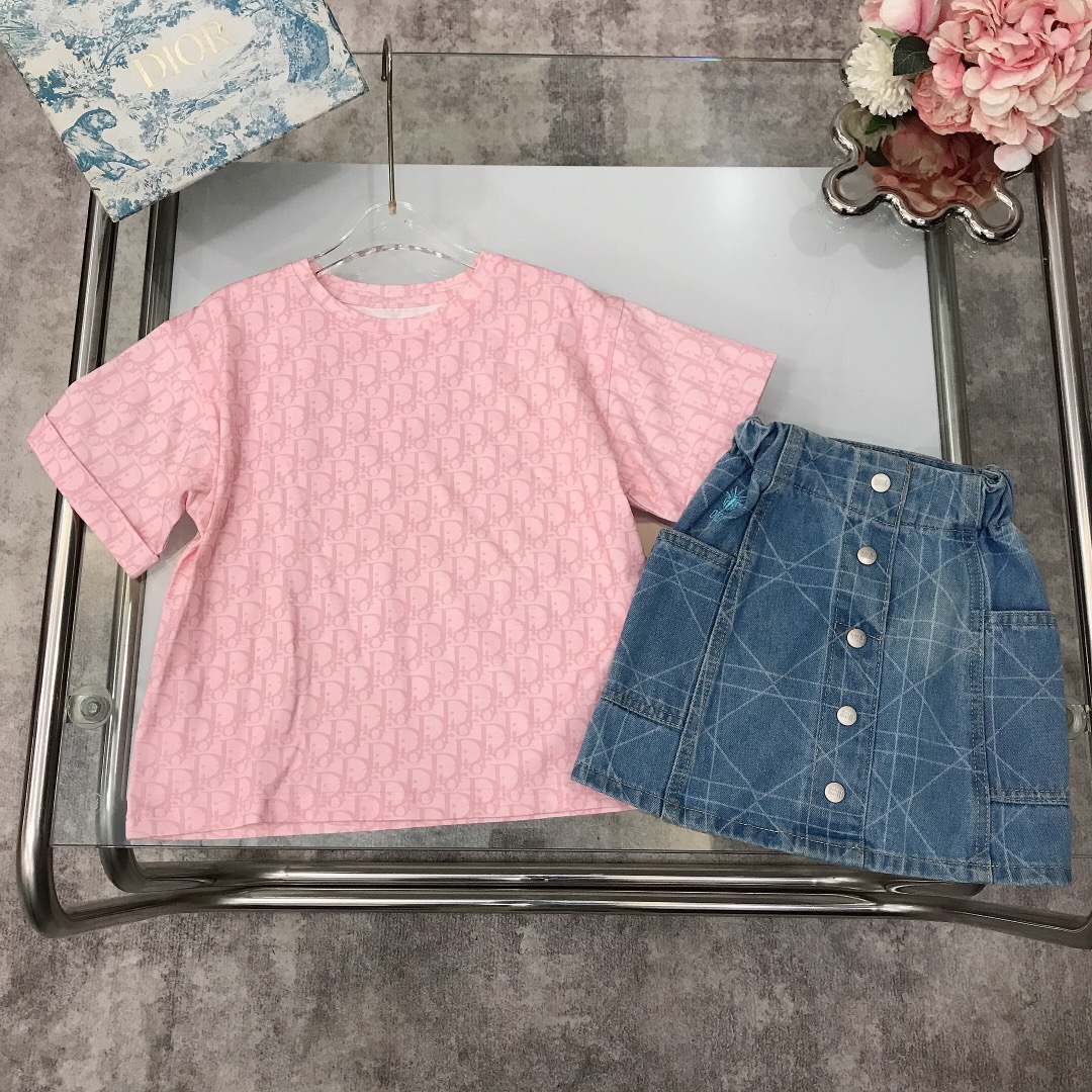 NO:210766,[Spot delivery] DIO* skirt, same style for counter ~ [Comprehensive printed short-sleeved denim skirt] Top full-length LOGO craft ~ matched with diamond plaid denim skirt, large pocket design on both sides with retro silver button logo letter replica widened neckline design ~ clever style with exquisite sewing technology at the corners of the clothes High-end fashionable style The upper body effect is very good Light blue Pink Size--120-130-140-150 [CM] Requires counter packaging, clothes, dior, skirts, T-shirt,19860909【现货发】   DIO* 套裙 专柜同款～【全面印花短袖牛仔半裙】上衣全面LOGO工艺～搭配菱形格纹丹宁色牛仔短裙 两侧大口袋设计配复古银色纽扣logo字母复刻 加宽领口设计～版型挺括有型搭配衣角处精致缝制工艺 高级时髦款 上身效果非常好 颜色浅蓝色 粉色 尺码--120-130-140-150【CM】 需要专柜包装元,衣服,dior,skirts,T-shirt,,Children's