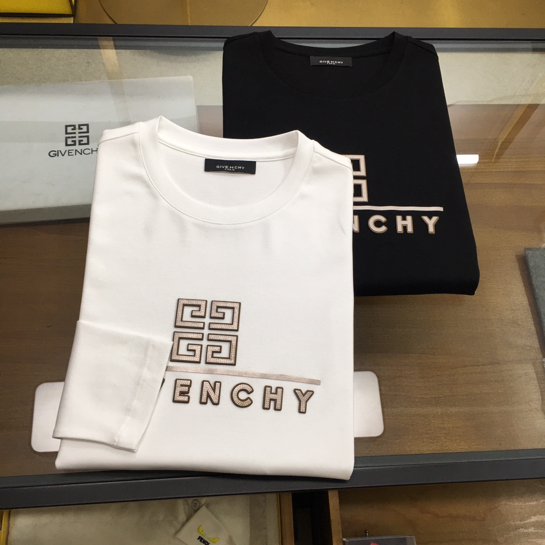 NO:684573,New long T-shirt [GVC...] 2025 spring new counter product casual long-sleeved T-shirt [base], product of top trading company, heavy-duty high-end products, Italian origin, perfect and first-class appearance!  A single product with a strong sense of craftsmanship and logo design, which brings fashion aesthetics to the extreme. It is quite artistic and made of customized imported high-grade mercerized cotton material!  The fabric is soft and comfortable!  The details are designed in place, the construction is very unique and clever, the whole body is clean and neat, the lines are simple and elegant. It can be worn alone or as a base layer!  Color: White Black Size: M-5XL [Please state your height and weight when placing an order], tees, t-shirt,19860909新品长T【GVC...】 2025春季专柜新品 休闲长袖T恤【打底】,顶级贸易公司货,重磅高端尖品,意大利原产 品相完美一流！工艺logo设计感超强的一款单品,将时装美学发挥到极致,相当有意境,定制进口高级丝光棉材质！面料柔软舒适！细节设计到位,非常别致巧妙的构建,通体干净利落,线条感简洁大方.单穿打底皆宜！ 颜色:白色 黑色 码数:M-5XL【下单请报身高体重】,,tees，t-shirt,,Men's clothing