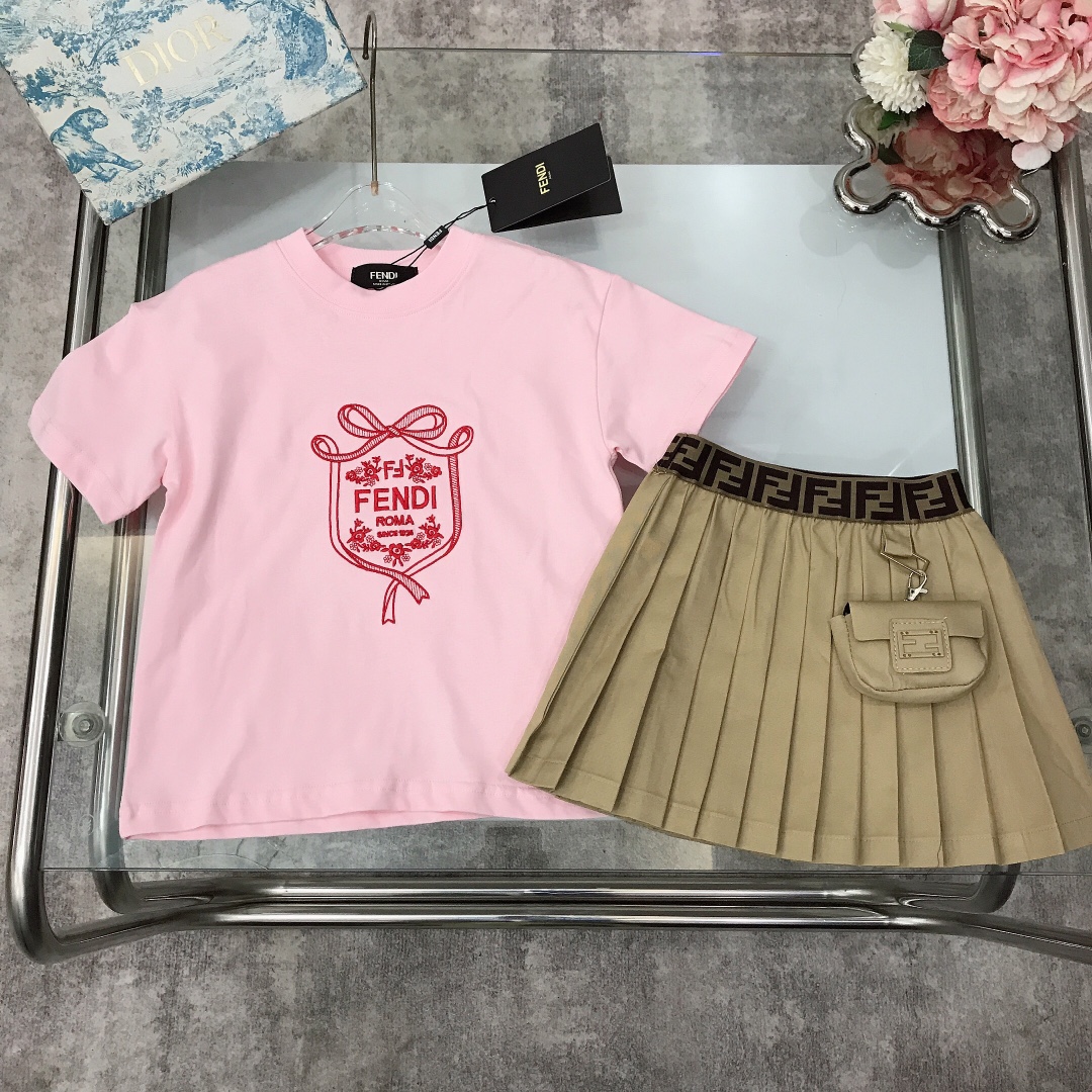 NO:210798,【Spot shipment】 FEND* Limited series Pure cotton T-shirt pleated skirt Pure cotton texture Soft and delicate exquisite style Boob embroidered logo pattern with diagonal woven pure cotton pleated skirt small card bag design, showing playful and cute, soft and comfortable, skin-friendly and not tied, excellent upper body effect, a must-have artifact for princess~ size size--120-130-140-150 [CM] Counter packaging 70, clothes, fendi, skirts, tees, t-shirt,19860909【现货发】   FEND* 限定系列 纯棉T恤百褶裙 纯棉质地 柔软细腻 精致款 胸前刺绣logo图案搭配斜织纯棉百褶裙小卡包设计 尽显俏皮跟可爱 柔顺舒适 亲肤不扎 上身效果极好 公主的必备神器～  size尺码--120-130-140-150【CM】 专柜包装70,衣服,fendi,skirts,tees，t-shirt,,Children's