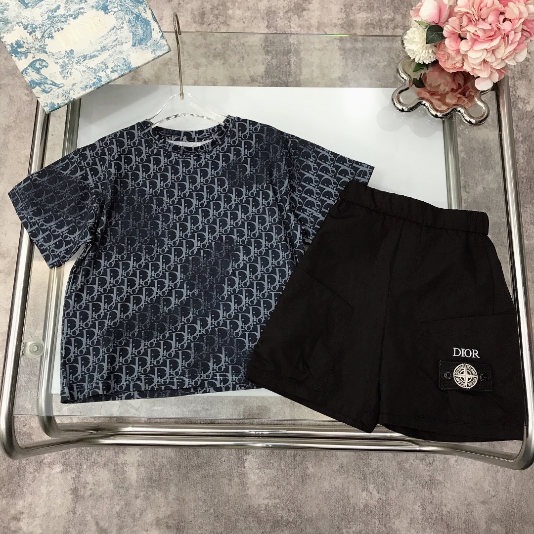 NO:210758,[Spot delivery] DIO* Set The same style for the counter ~ [Comprehensive printed short-sleeved work shorts] The top is comprehensive LOGO technology ~ with nylon material work shorts, pocket logo label embroidery design, widened neckline design ~ the style is crisp and stylish with exquisite sewing technology at the corners of the clothes High-end fashionable style The upper body effect is very good Size--120-130-140-150 [CM] Requires counter packaging, clothes, dior, shorts, T-shirt,19860909【现货发】   DIO* 套装 专柜同款～【全面印花短袖工装短裤】上衣全面LOGO工艺～搭配尼龙材质工装短裤 口袋处logo标签刺绣设计 加宽领口设计～版型挺括有型搭配衣角处精致缝制工艺 高级时髦款 上身效果非常好 尺码--120-130-140-150【CM】 需要专柜包装元,衣服,dior,shorts,T-shirt,,Children's