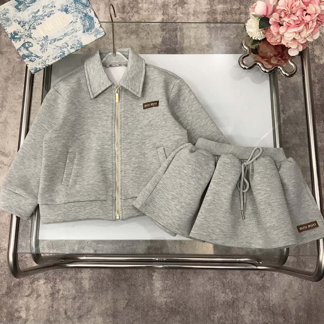 NO:210830,[Spot delivery] MIUMIU Girls' Set Two-piece Set [Lapel Small Coat Flower Skirt] Soft and delicate space cotton material ~ Solid and delicate sense of high-end matching with chest embroidery LOGO upper body effect is very handsome, soft and comfortable, simple and fashionable, craftsmanship superimposed, visible high quality, super versatile style~ size size--120-130-140-150 [CM] Counter packaging 70, clothes, miumiu, skirts, jackets & coats,19860909【现货发】   MIUMIU 女童套装两件套【翻领小外套花苞半裙】柔软细腻太空棉材质打造～纯色系高级感十足搭配胸前刺绣LOGO上身效果帅气十足 柔软舒适 简约时尚 工艺叠加 看得见的高品质 超级百搭款～ size尺码--120-130-140-150【CM】 专柜包装70,衣服,miumiu,skirts,jackets & coats,,Children's