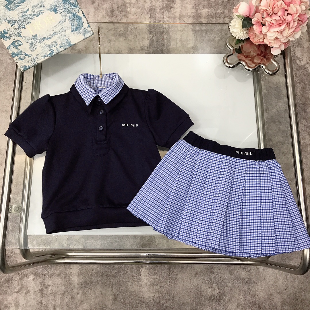 NO:210809,[Spot delivery] MIUMIU Girls' Set Two-piece Set [Small Lapel Polo Shirt Pleated Skirt] Soft and delicate pure cotton material~Matched with bright blue plaid splicing design and exquisite embroidered logo logo on the upper body, very handsome, soft and comfortable, simple and fashionable, craftsmanship superimposed, visible high quality, super versatile style~ size size--120-130-140-150 [CM] Counter packaging 70, clothes, miumiu, skirts,19860909【现货发】   MIUMIU 女童套装两件套【小翻领Polo衫百褶裙】柔软细腻纯棉材质打造～搭配亮眼蓝色格子纹拼接设计跟精致刺绣logo标志上身效果帅气十足 柔软舒适 简约时尚 工艺叠加 看得见的高品质 超级百搭款～ size尺码--120-130-140-150【CM】 专柜包装70,衣服,miumiu,skirts,,Children's