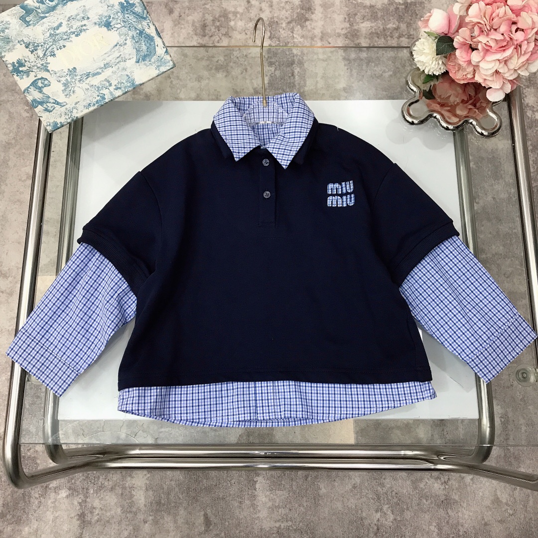 NO:210823,【Spot shipment】 MIUMIU Two-piece sweatshirt made of soft and delicate cotton material~ paired with bright blue plaid splicing design and exquisite embroidered logo logo with handsome upper body effect, soft and comfortable, simple and fashionable, craftsmanship superimposed, visible high quality, super versatile model~ size size--120-130-140-150【CM】 Counter packaging 70, clothes, miumiu, hoodie, sweatshirts,19860909【现货发】   MIUMIU 假两件卫衣 柔软细腻棉材质打造～搭配亮眼蓝色格子纹拼接设计跟精致刺绣logo标志上身效果帅气十足 柔软舒适 简约时尚 工艺叠加 看得见的高品质 超级百搭款～ size尺码--120-130-140-150【CM】 专柜包装70,衣服,miumiu,hoodie,sweatshirts,,Children's