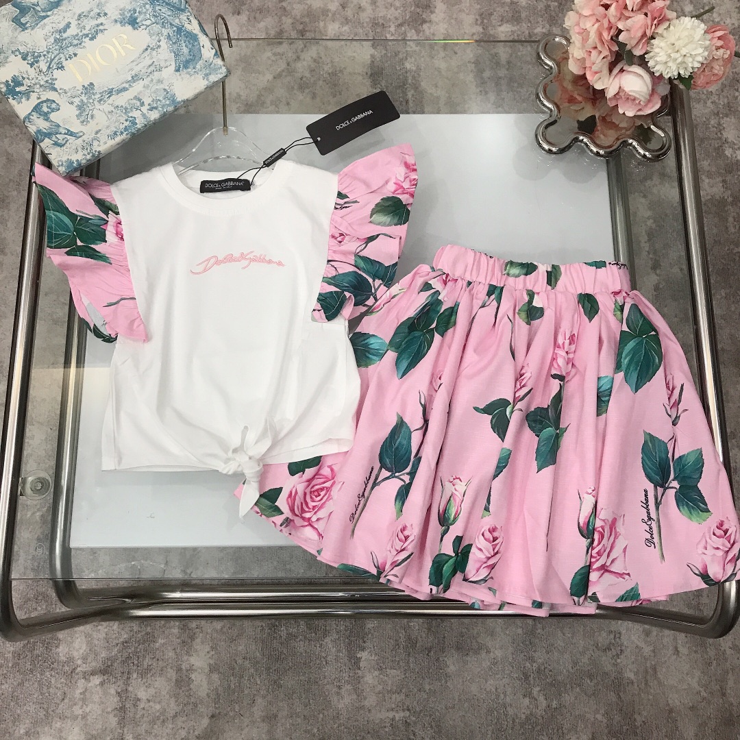 NO:210873,【Spot delivery】 DOLCE & GABBAN round neck small flying sleeve skirt eye-catching fashion floral pattern printed design with small flying sleeves exquisite embroidery LOGO on the chest The hem is slit design can be tied with a pleated skirt three-dimensional tailoring exquisite original single fabric High version quality Simple and generous style The upper body is very good looking, the style is superb color pink size90--120-130-140-150 [CM] Counter packaging 70, clothes, Dolce & Gabbana, skirts,19860909【现货发】  DOLCE & GABBAN 圆领小飞袖套裙 抢眼时尚花卉图案印花设计搭配小飞袖 胸前精致刺绣LOGO 衣下摆开叉设计可绑结搭配百褶半裙立体剪裁 精致原单布料 高版本质量 简单大方款式 上身非常好看 版型超赞 颜色粉色 size90---120-130-140-150【CM】  专柜包装70,衣服,Dolce&Gabbana,skirts,,Children's