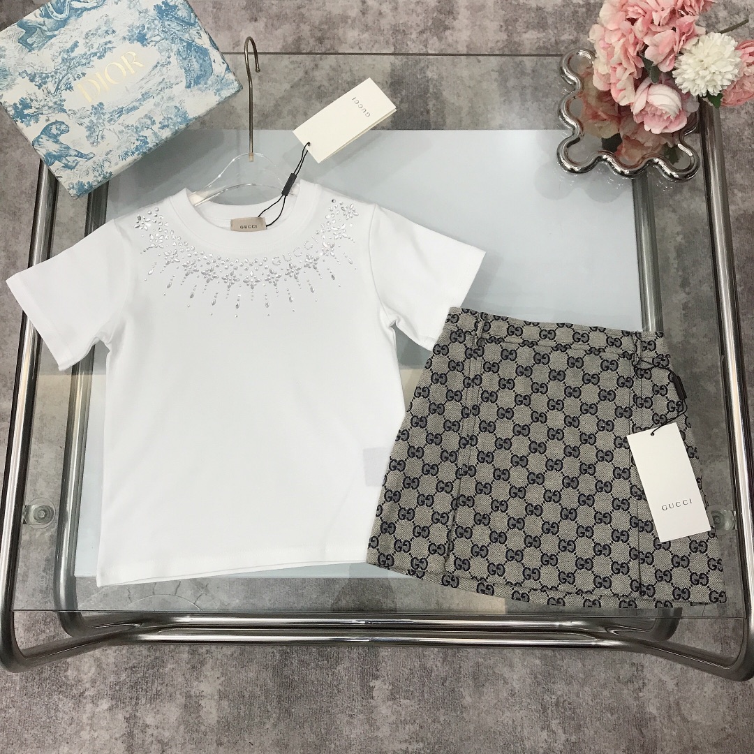 NO:210880,[Spot delivery] GUCC* Limited series Pure cotton short-sleeved jacquard denim skirt Pure cotton texture Soft and delicate exquisite style Original 1:1 gram weight 240G ~ Water drop diamond inlaid print at the neckline of the T-shirt bulingbuling is full of high-end feeling with double G jacquard denim skirt The inner lining shows elegance and cuteness, soft and comfortable, skin-friendly and not tied, excellent upper body effect, color white, red size size--120-130-140-150 [CM] Counter packaging 70, clothes, gucci, skirts, T-shirt, tees, t-shirt,19860909【现货发】  GUCC* 限定系列 纯棉短袖提花牛仔半裙 纯棉质地 柔软细腻 精致款 原版1:1打造 克重240G打造～T恤领口处水滴钻镶嵌印花 bulingbuling的高级感十足搭配双G提花牛仔半裙 内里配有里衬 尽显优雅跟可爱 柔顺舒适 亲肤不扎 上身效果极好 颜色白色 红色  size尺码--120-130-140-150【CM】 专柜包装70,衣服,gucci,skirts,T-shirt,tees，t-shirt,,Children's