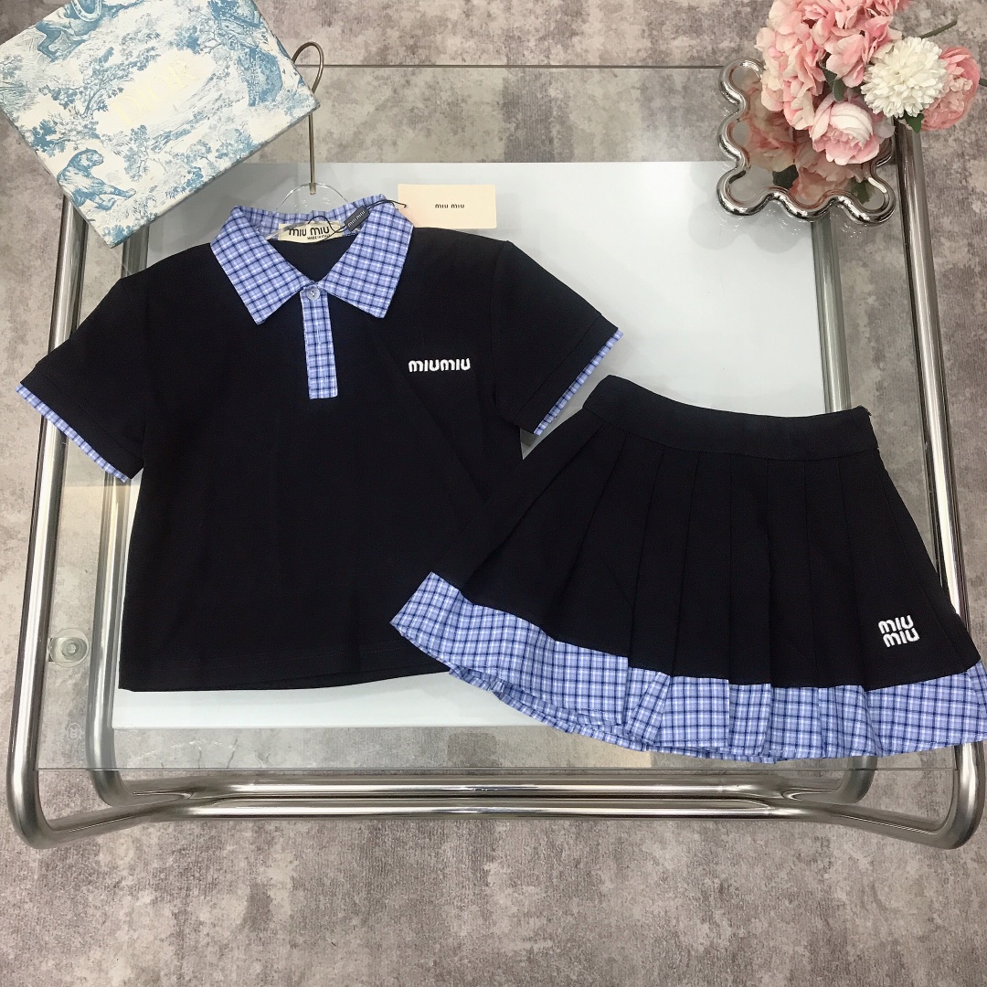 NO:210803,[Spot delivery] MIUMIU Girls' Set Two-piece Set [Small Lapel Polo Shirt Pleated Skirt] Soft and delicate beaded cotton and linen material~Matched with bright blue plaid splicing design and exquisite embroidered logo logo on the upper body, very handsome, soft and comfortable, simple and fashionable, craftsmanship superimposed, visible high quality, super versatile model~ size size--120-130-140-150 [CM] Counter packaging 70, clothes, miumiu, skirts,19860909【现货发】   MIUMIU 女童套装两件套【小翻领Polo衫百褶裙】柔软细腻珠地棉麻材质打造～搭配亮眼蓝色格子纹拼接设计跟精致刺绣logo标志上身效果帅气十足 柔软舒适 简约时尚 工艺叠加 看得见的高品质 超级百搭款～ size尺码--120-130-140-150【CM】 专柜包装70,衣服,miumiu,skirts,,Children's
