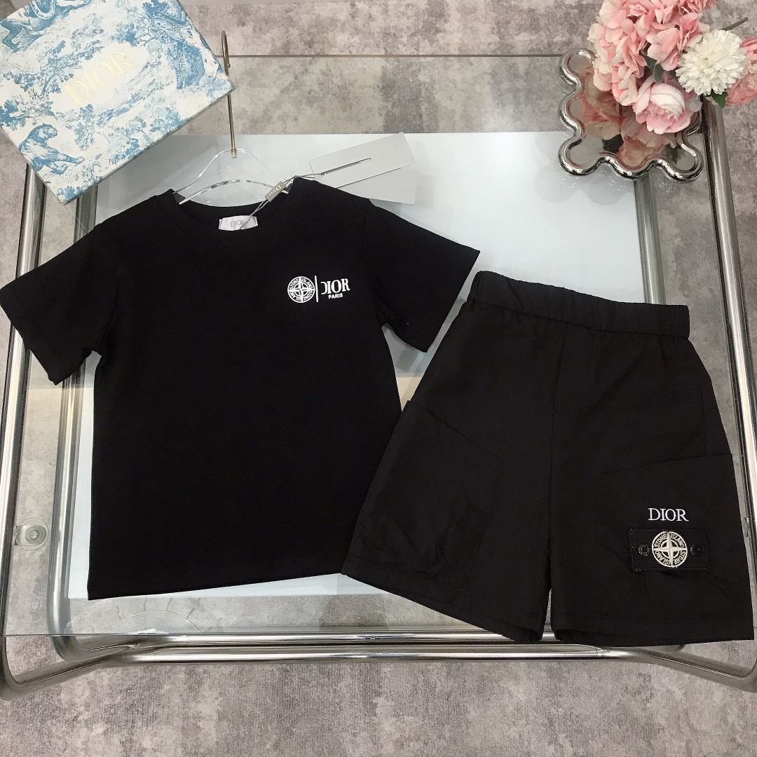 NO:210742,[Spot delivery] DIO* Set The same style for the counter ~ [Footed three-dimensional printed short-sleeved work shorts] The top is exquisite three-dimensional foaming LOGO technology on both sides of the front and back ~ Paired with nylon tool shorts, logo label embroidery design at the pocket logo, widened neckline design, made of gram heavy fabric ~ the style is crisp and stylish, high-end and fashionable style, the upper body effect is very good, color white, black Size-110-120-130-140-150 [CM] Requires counter packaging, clothes, dior, shorts, T-shirt,19860909【现货发】   DIO* 套装 专柜同款～【发泡立体印花短袖工装短裤】上衣精致前后两面立体发泡LOGO工艺～搭配尼龙材质工装短裤 口袋处logo标签刺绣设计 加宽领口设计 采用克重面料打造～版型挺括有型 高级时髦款 上身效果非常好 颜色白色 黑色 尺码-110-120-130-140-150【CM】 需要专柜包装元,衣服,dior,shorts,T-shirt,,Children's