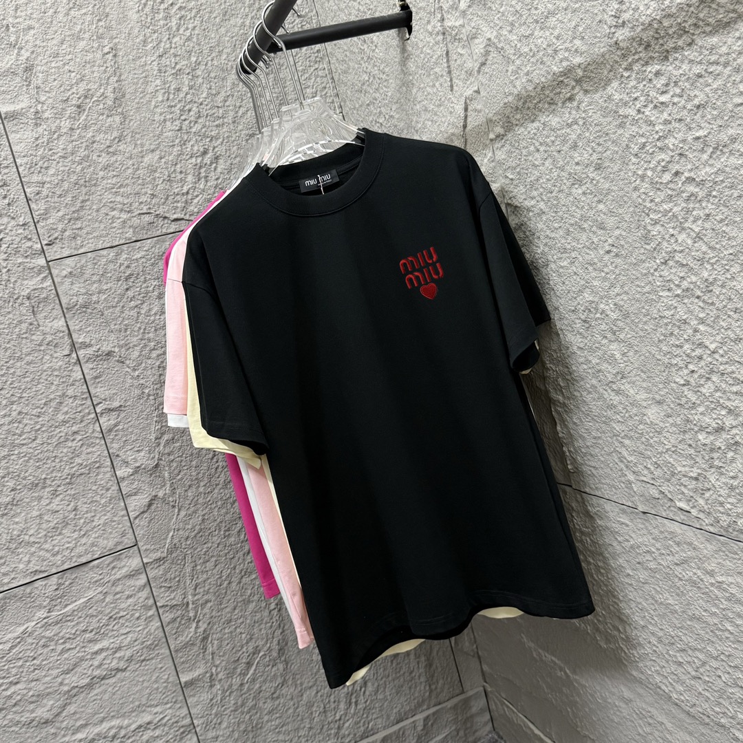 Miu Miu 2025 Spring/Summer Red Heart Embroidered T-Shirts: Sizes, Colors, and Fabric Options - 图片 2