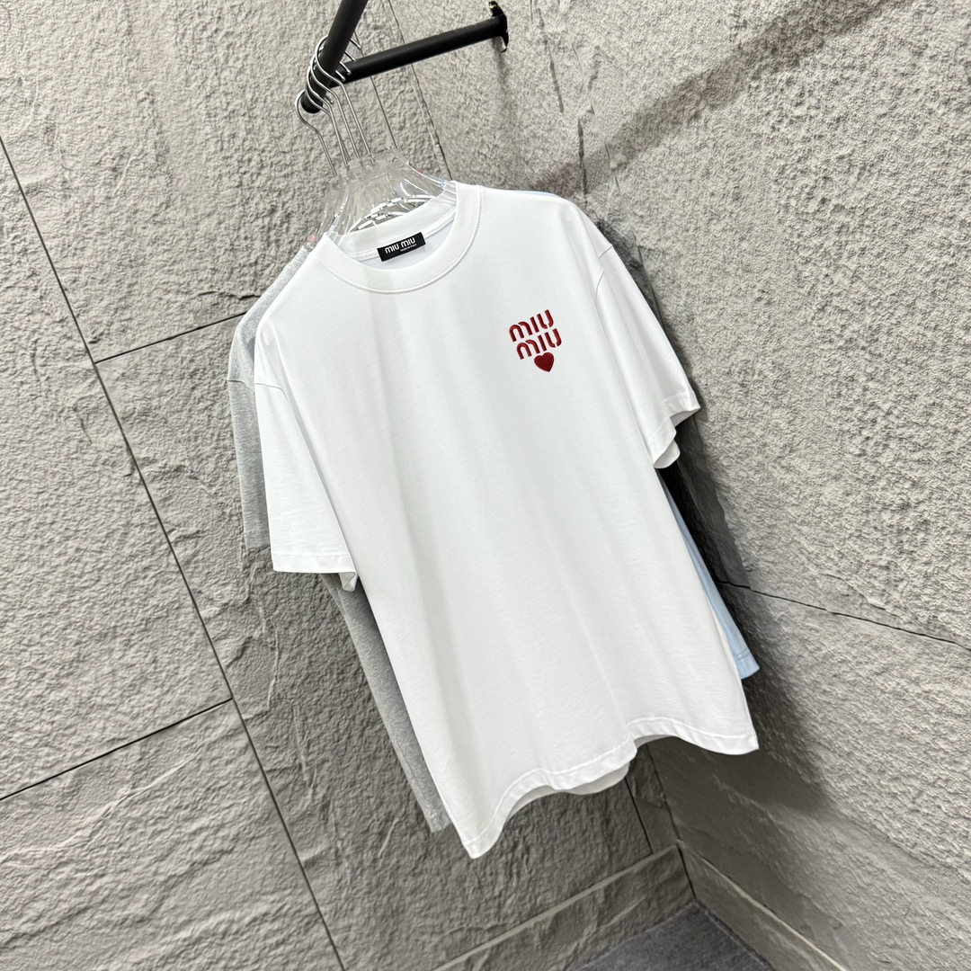 Miu Miu 2025 Spring/Summer Red Heart Embroidered T-Shirts: Sizes, Colors, and Fabric Options - 图片 3
