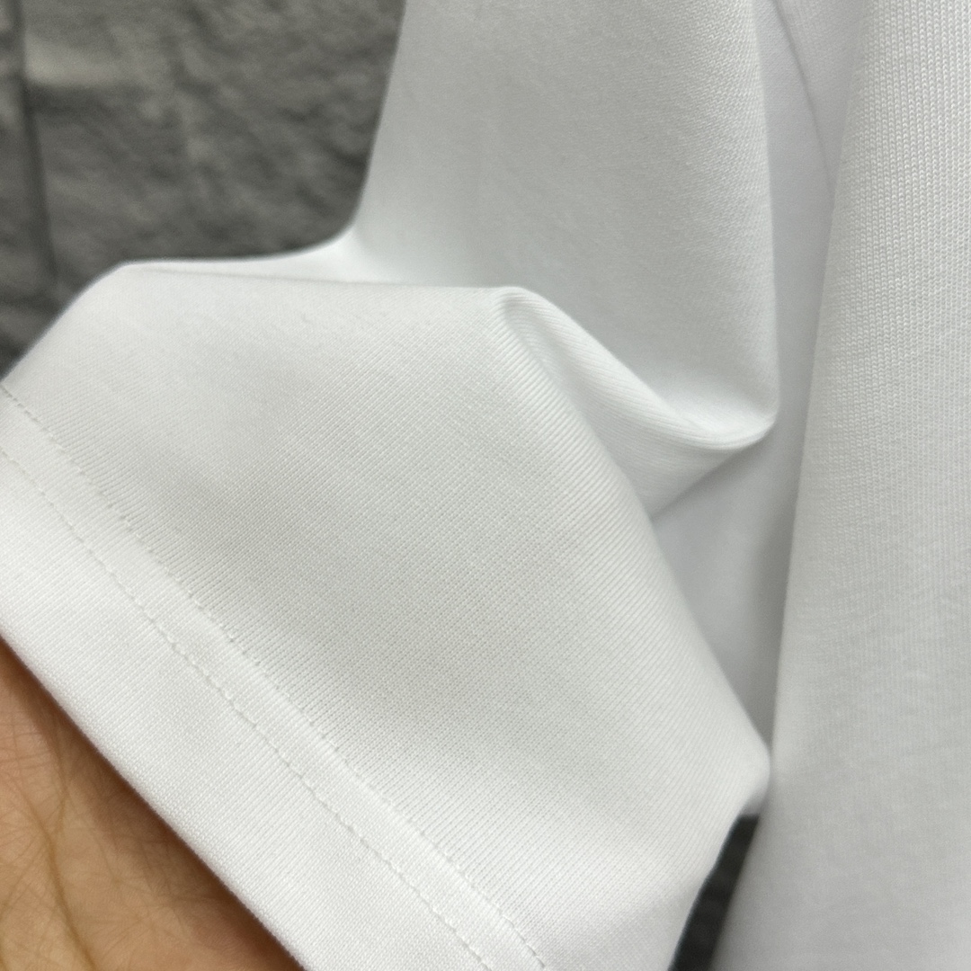 Miu Miu 2025 Spring/Summer Red Heart Embroidered T-Shirts: Sizes, Colors, and Fabric Options - 图片 9