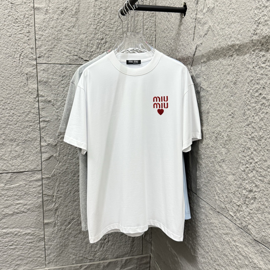 Miu Miu 2025 Spring/Summer Red Heart Embroidered T-Shirts: Sizes, Colors, and Fabric Options - 图片 2