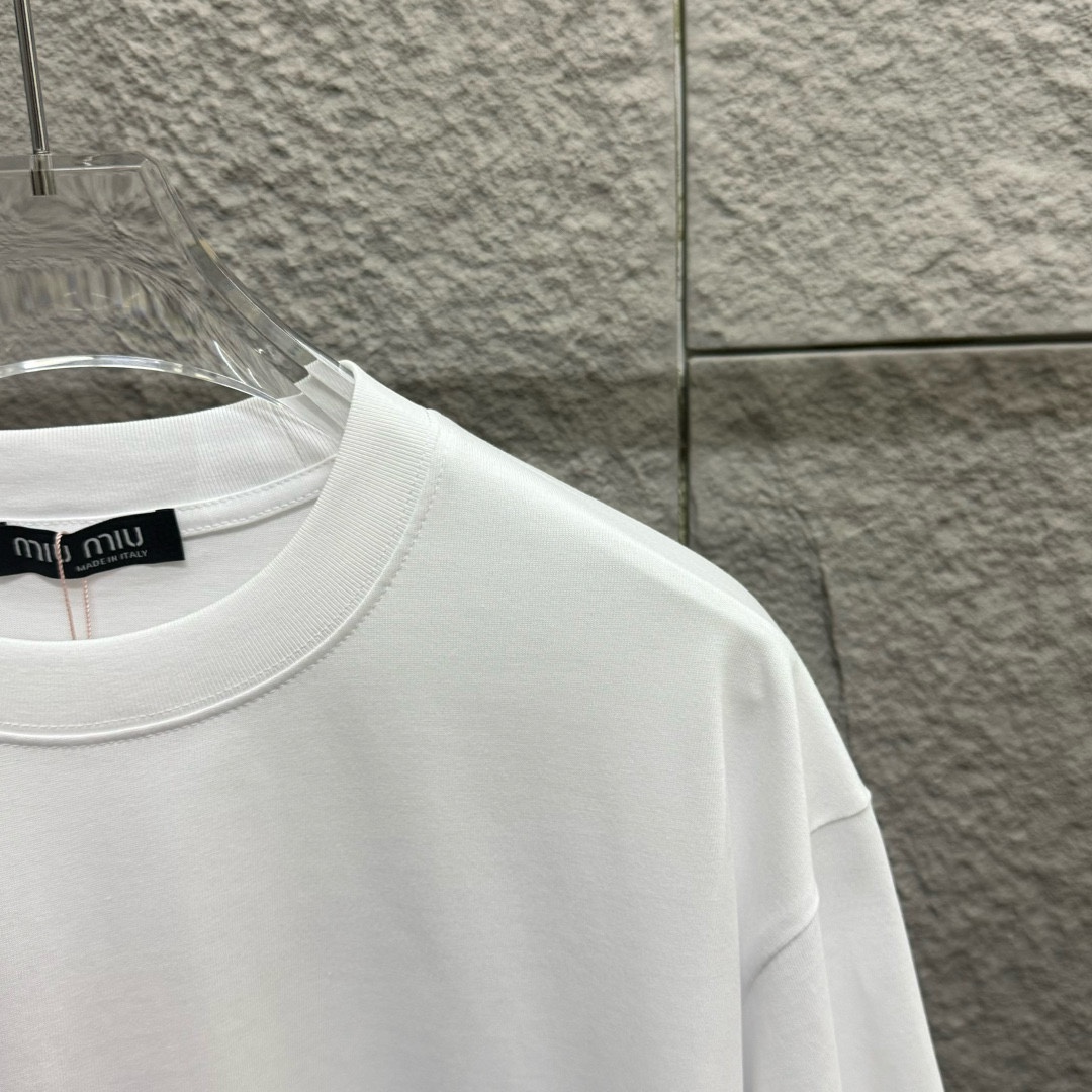 Miu Miu 2025 Spring/Summer Red Heart Embroidered T-Shirts: Sizes, Colors, and Fabric Options - 图片 7