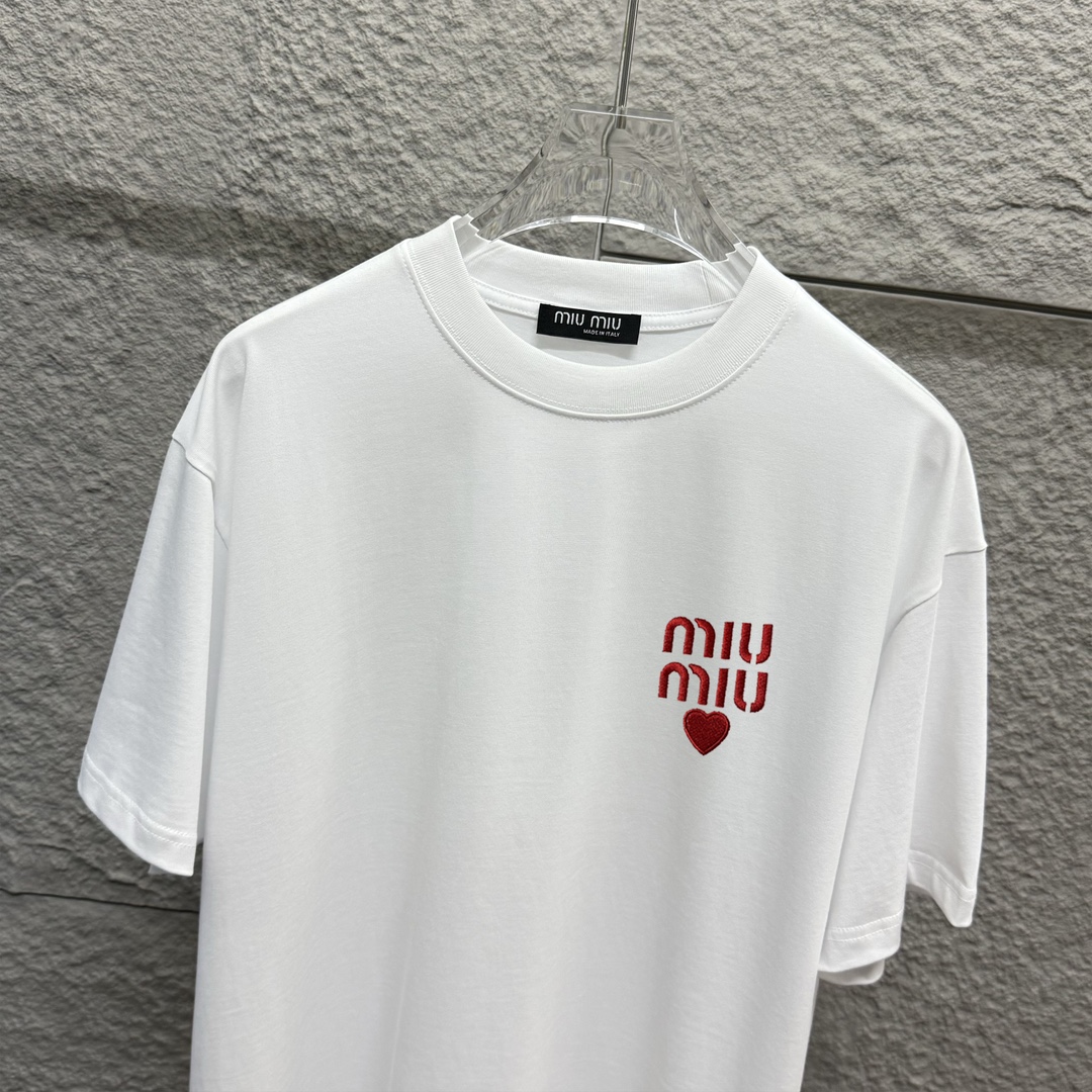 Miu Miu 2025 Spring/Summer Red Heart Embroidered T-Shirts: Sizes, Colors, and Fabric Options - 图片 1