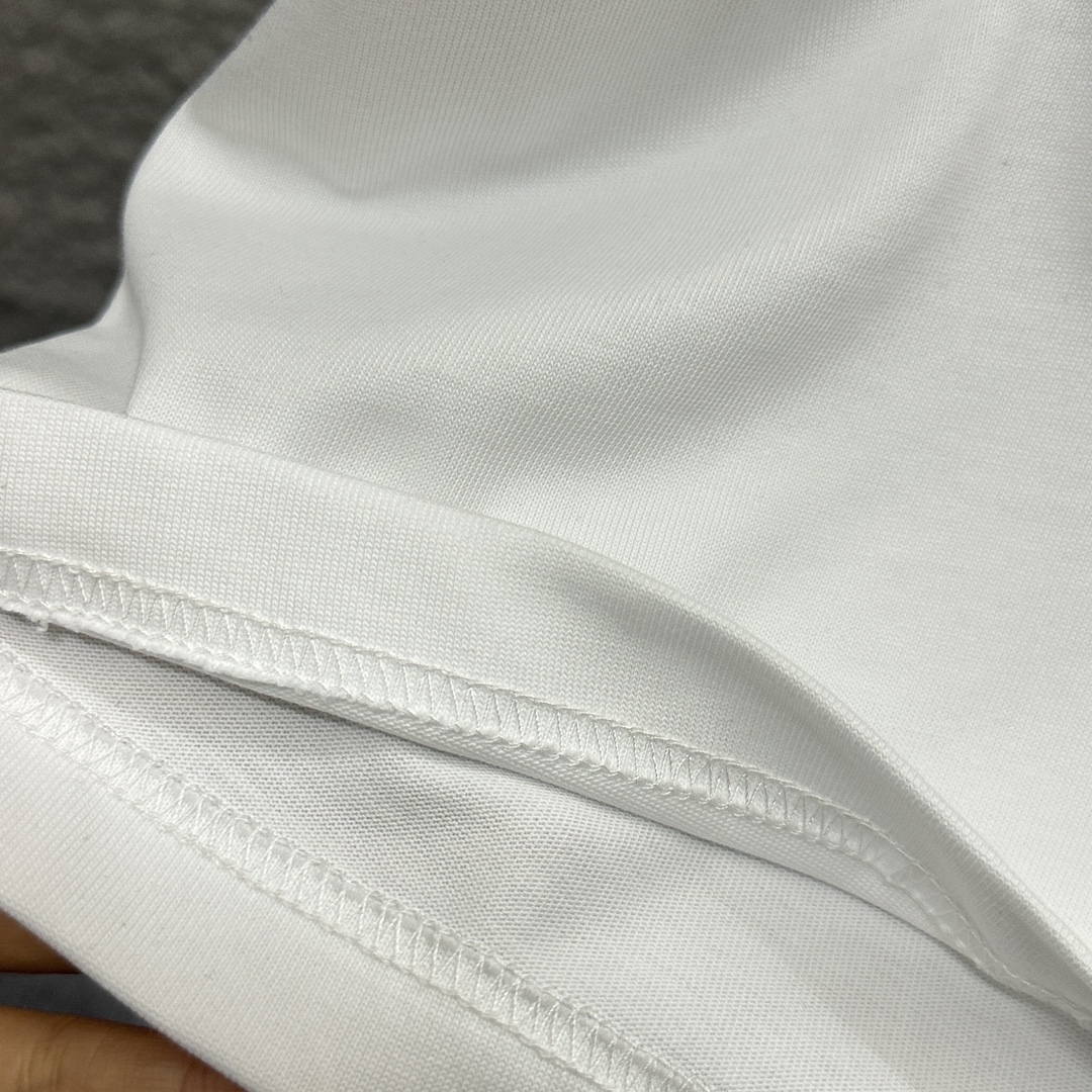 Miu Miu 2025 Spring/Summer Red Heart Embroidered T-Shirts: Sizes, Colors, and Fabric Options - 图片 8