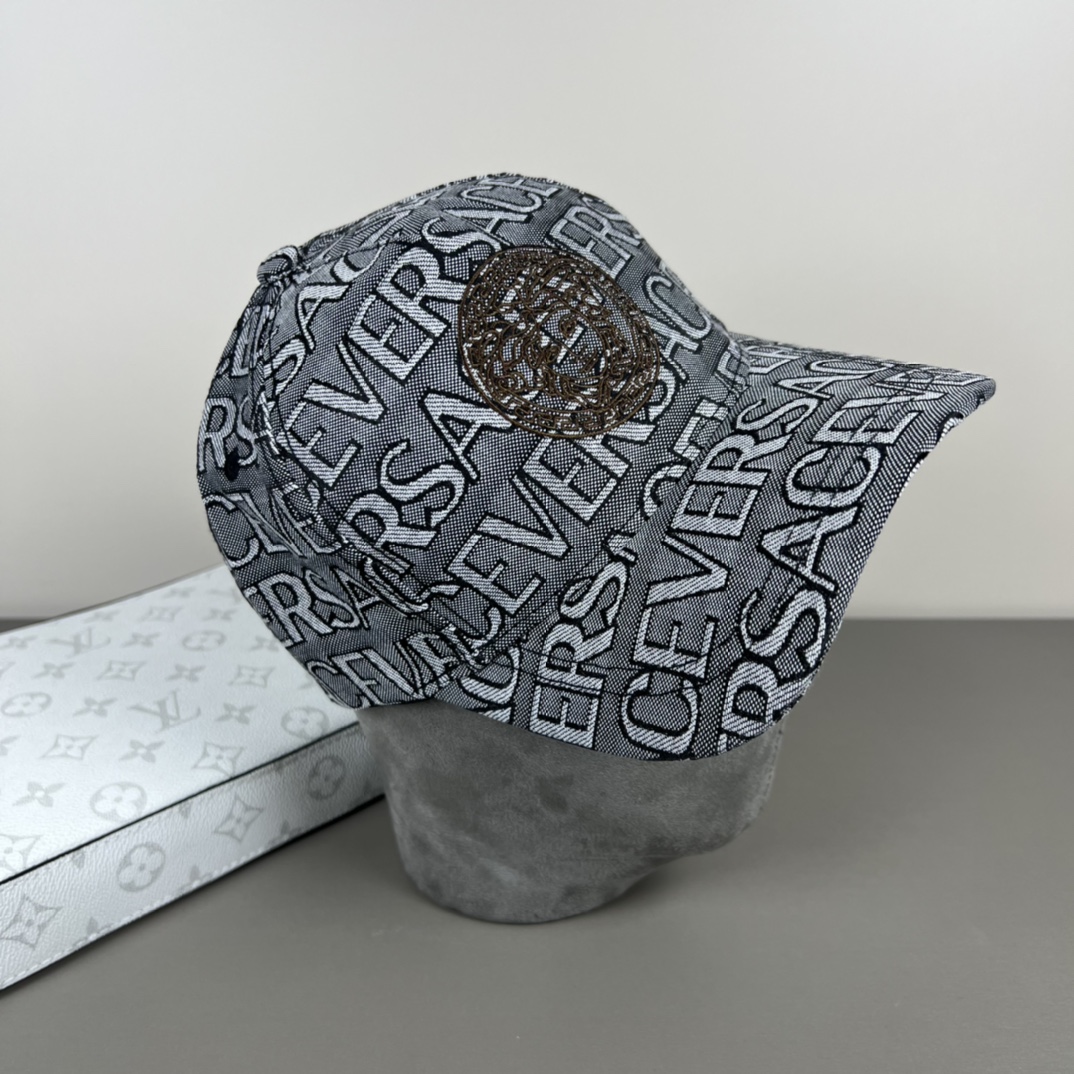 Versace Classic Baseball Cap with Dust Bag: Fashionable and Generous Design for Running Trends - 图片 3