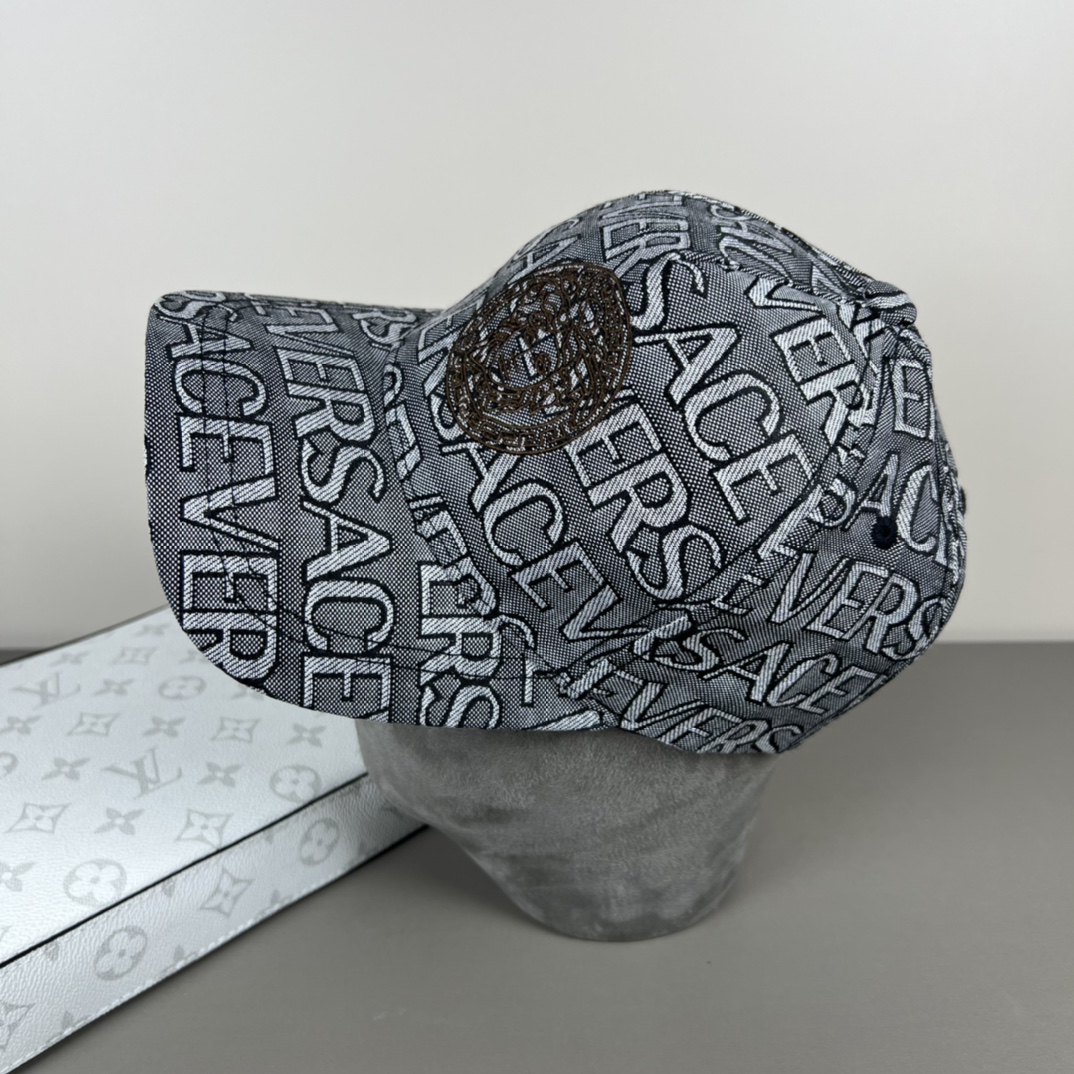 Versace Classic Baseball Cap with Dust Bag: Fashionable and Generous Design for Running Trends - 图片 4