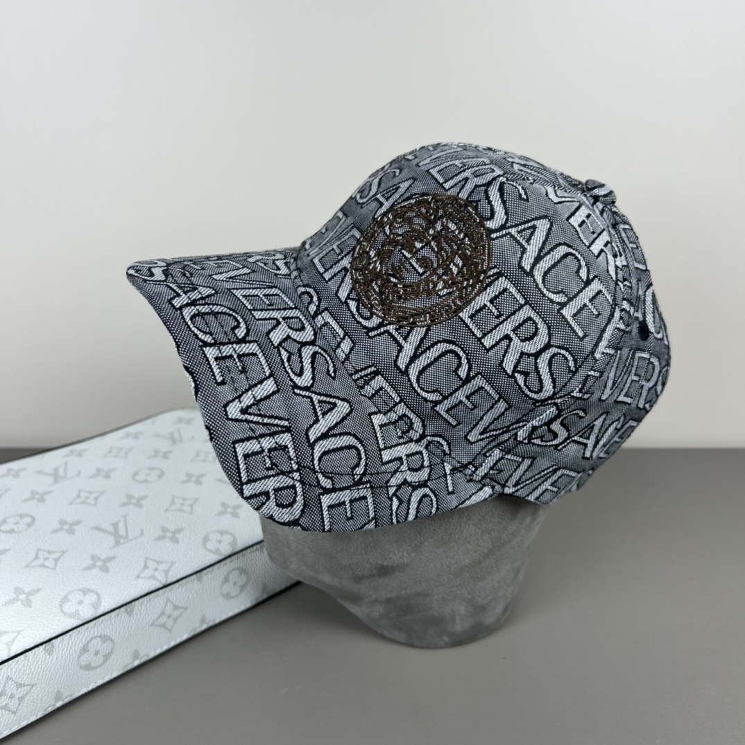 Versace Classic Baseball Cap with Dust Bag: Fashionable and Generous Design for Running Trends - 图片 1