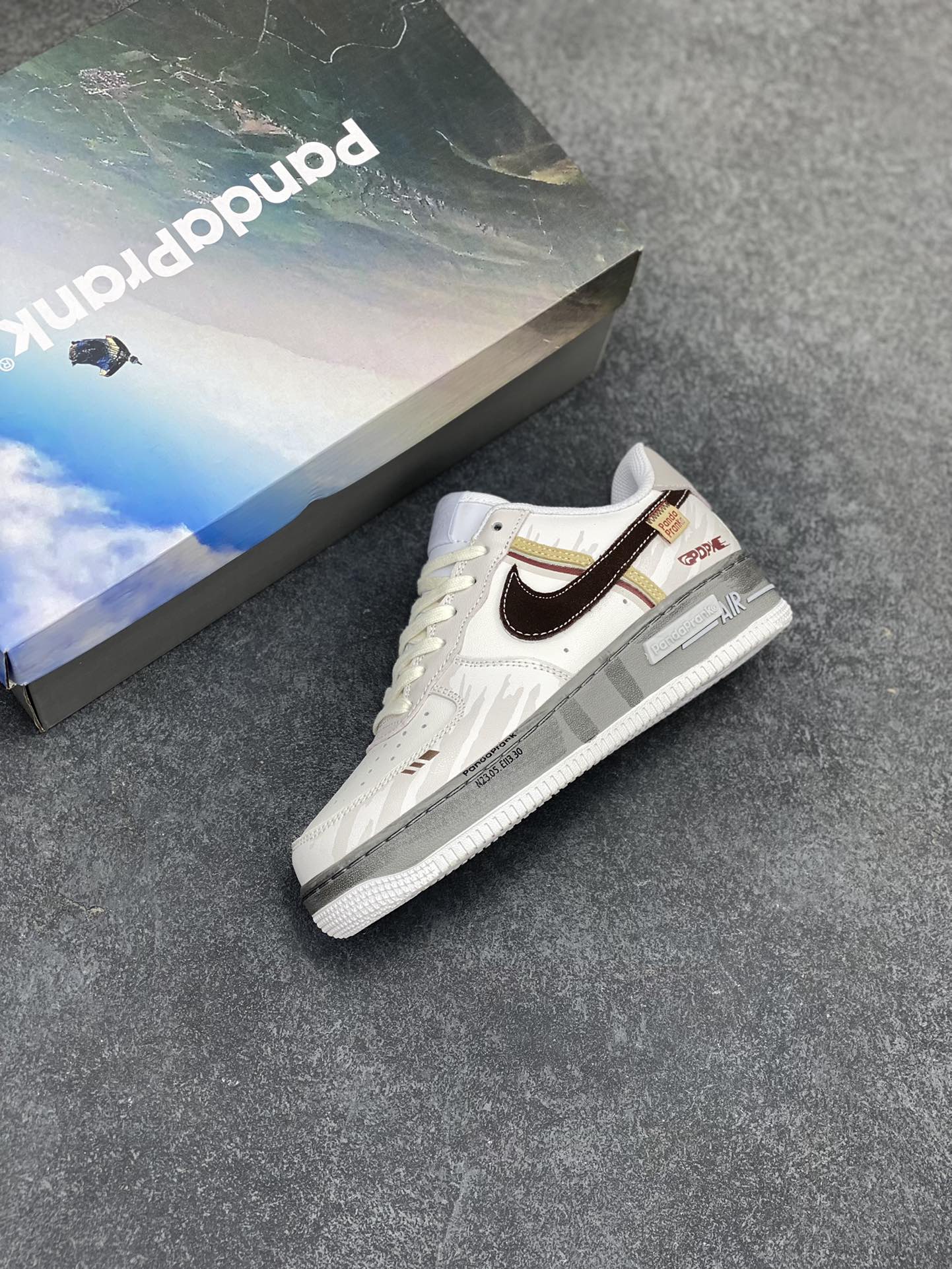 图片[7]-Nike Air Force 1 Low 飞跃天际线 原楦头原纸板 打造纯正空军版型 专注外贸渠道 全掌内置蜂窝气垫 原盒配件 原厂中底钢印、拉帮完美 货号：CW2288-111 尺码：36 36.5 37.5 38 38.5 39 40 40.5 41 42 42.5 43 44 44.5 45-选品中心