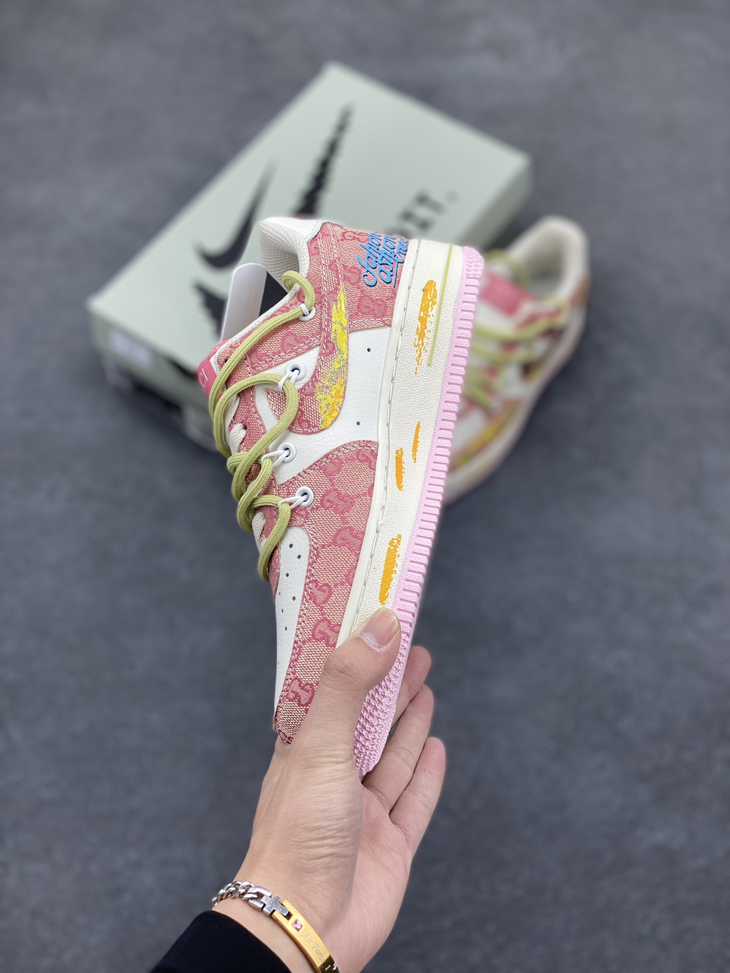 图片[3]-“兔八哥”Nike Air Force 1 “Bugs Bunny”#漫画系列 空军一号定制低帮板鞋 兔八哥，又译宾尼兔、兔巴哥或兔宝宝 ，是一只身着白色西装、长着长耳朵与大板牙的兔子。它性格活泼开朗，聪明机智，鬼点子极多，还自带幽默属性，总能用充满智慧的言辞、巧妙的计谋，化解各种危机 货号：BD7700-666 尺码：36 36.5 37.5 38 38.5 39 40 40.5 41 42 42.5 43 44 44.5 45-选品中心