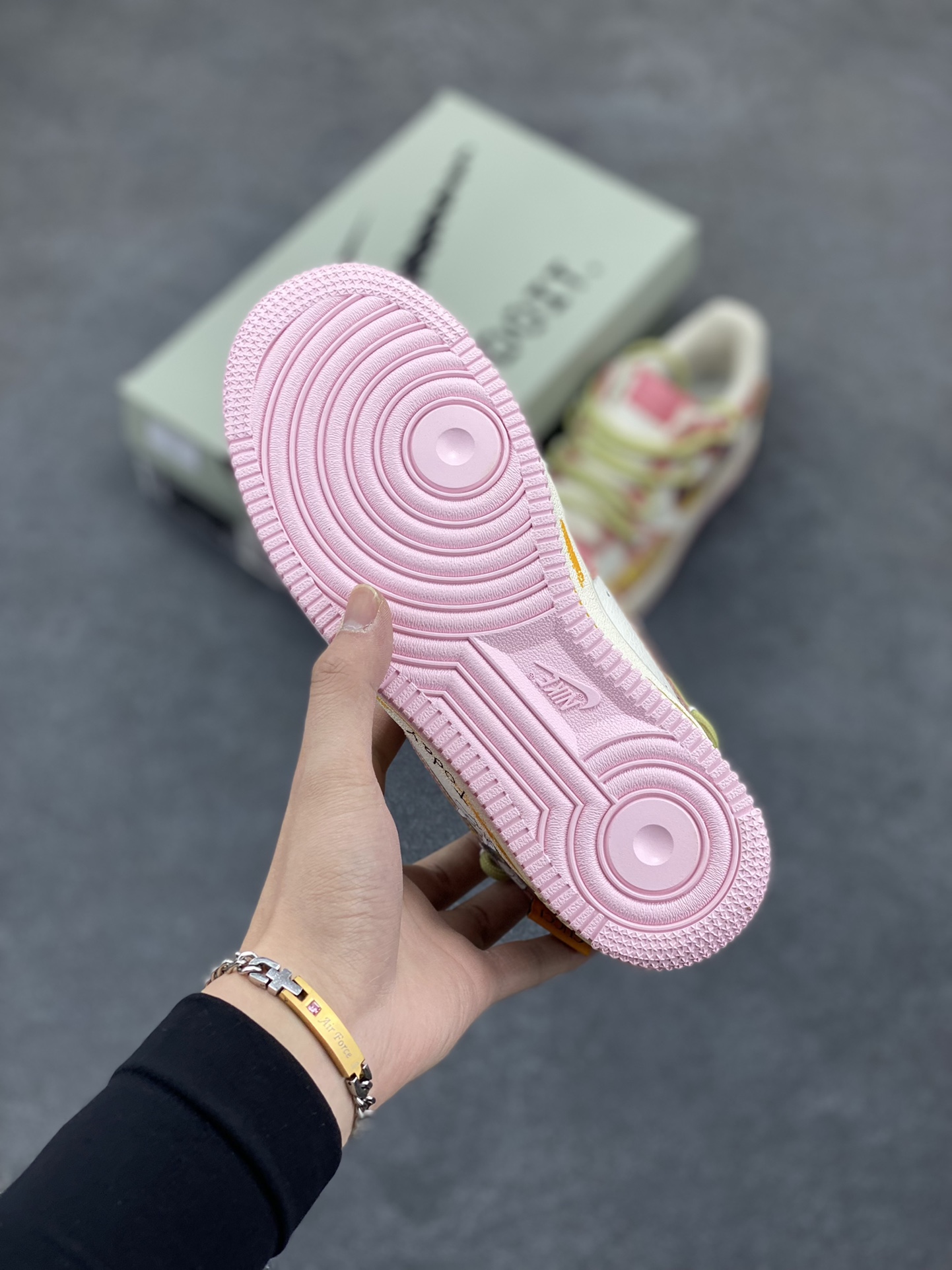 图片[5]-“兔八哥”Nike Air Force 1 “Bugs Bunny”#漫画系列 空军一号定制低帮板鞋 兔八哥，又译宾尼兔、兔巴哥或兔宝宝 ，是一只身着白色西装、长着长耳朵与大板牙的兔子。它性格活泼开朗，聪明机智，鬼点子极多，还自带幽默属性，总能用充满智慧的言辞、巧妙的计谋，化解各种危机 货号：BD7700-666 尺码：36 36.5 37.5 38 38.5 39 40 40.5 41 42 42.5 43 44 44.5 45-选品中心