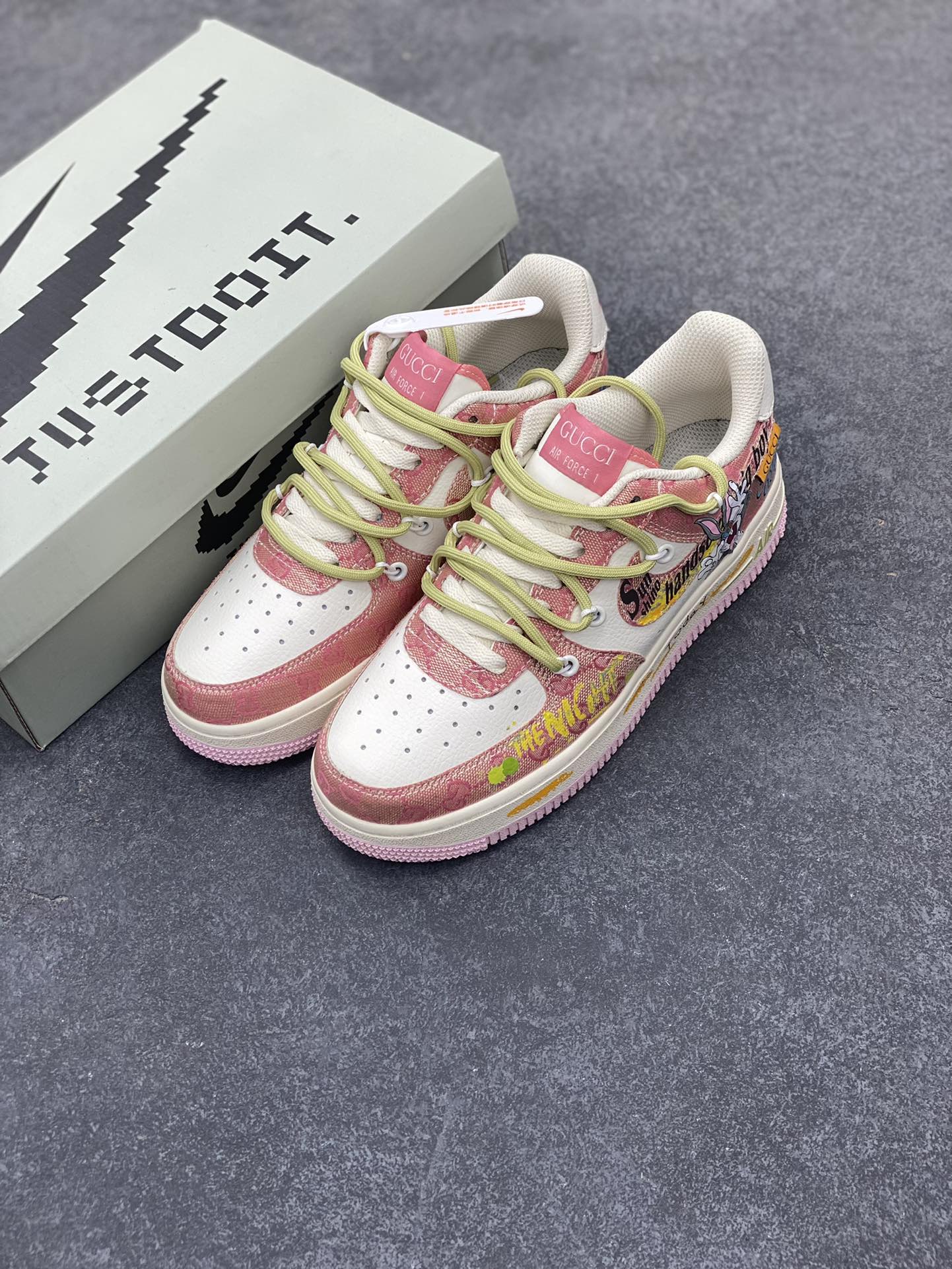 图片[8]-“兔八哥”Nike Air Force 1 “Bugs Bunny”#漫画系列 空军一号定制低帮板鞋 兔八哥，又译宾尼兔、兔巴哥或兔宝宝 ，是一只身着白色西装、长着长耳朵与大板牙的兔子。它性格活泼开朗，聪明机智，鬼点子极多，还自带幽默属性，总能用充满智慧的言辞、巧妙的计谋，化解各种危机 货号：BD7700-666 尺码：36 36.5 37.5 38 38.5 39 40 40.5 41 42 42.5 43 44 44.5 45-选品中心