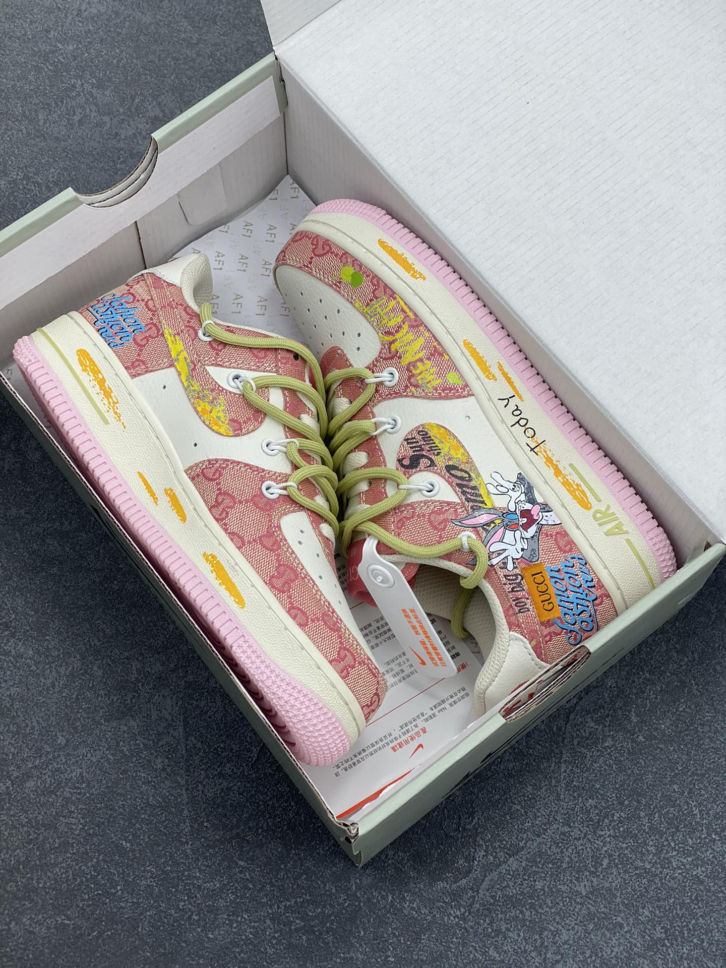 图片[9]-“兔八哥”Nike Air Force 1 “Bugs Bunny”#漫画系列 空军一号定制低帮板鞋 兔八哥，又译宾尼兔、兔巴哥或兔宝宝 ，是一只身着白色西装、长着长耳朵与大板牙的兔子。它性格活泼开朗，聪明机智，鬼点子极多，还自带幽默属性，总能用充满智慧的言辞、巧妙的计谋，化解各种危机 货号：BD7700-666 尺码：36 36.5 37.5 38 38.5 39 40 40.5 41 42 42.5 43 44 44.5 45-选品中心